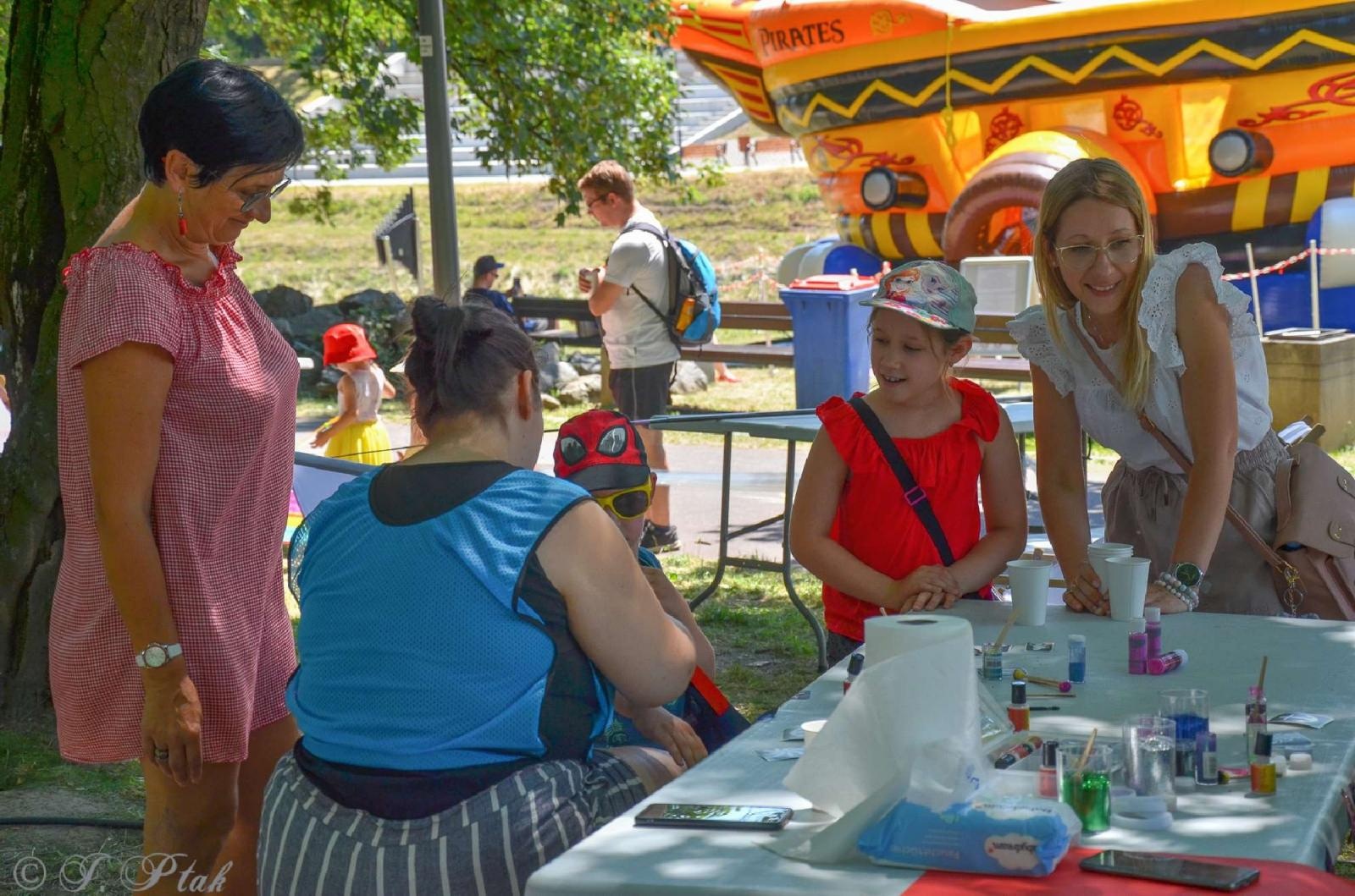 Zdjęcie w galerii na portalu naszraciborz.pl: Raciborzanka dla ochłody i basenik na plaży - niedziela na bulwarach wiadomości z regionu