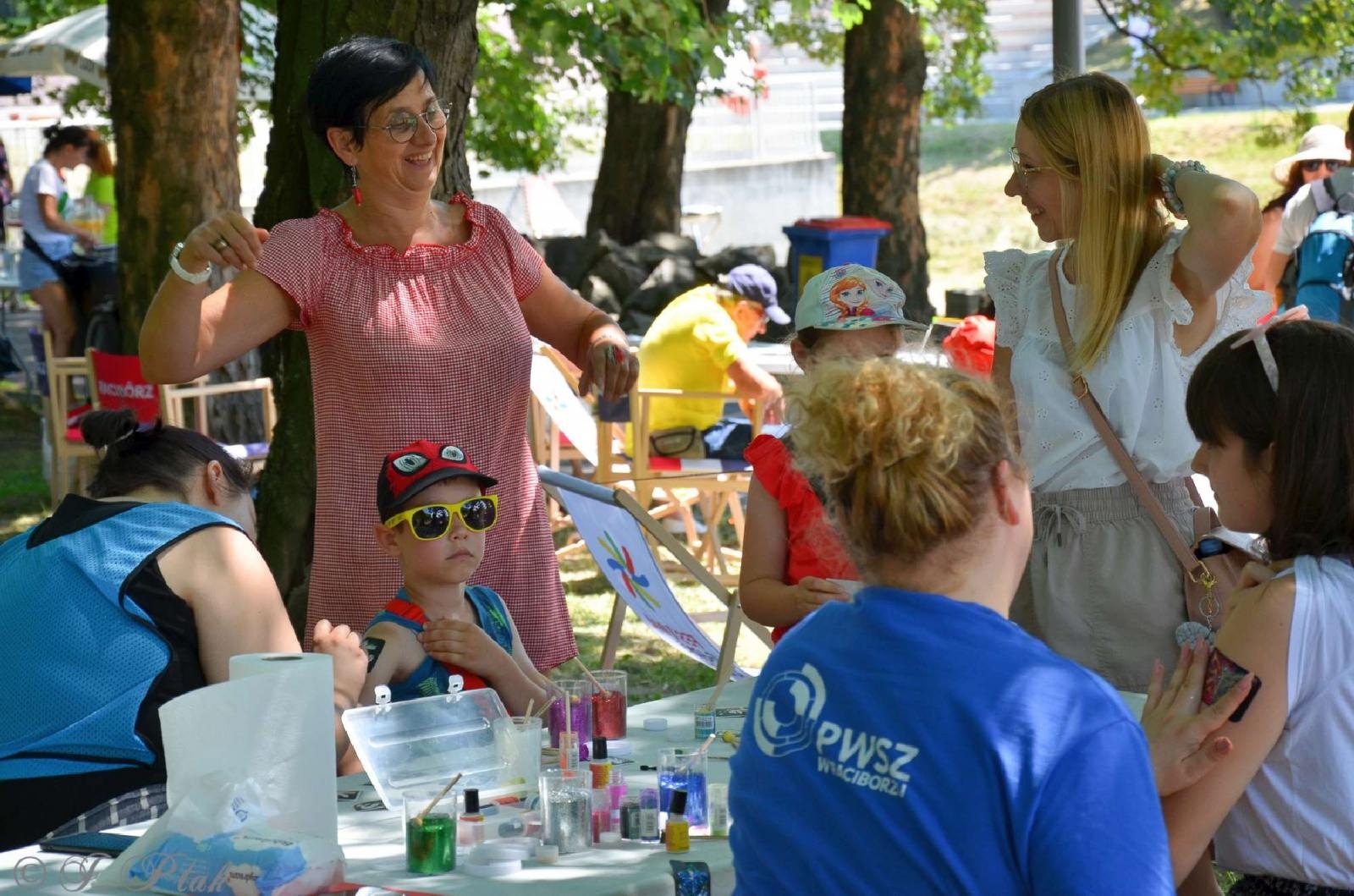 Zdjęcie w galerii na portalu naszraciborz.pl: Raciborzanka dla ochłody i basenik na plaży - niedziela na bulwarach wiadomości z regionu