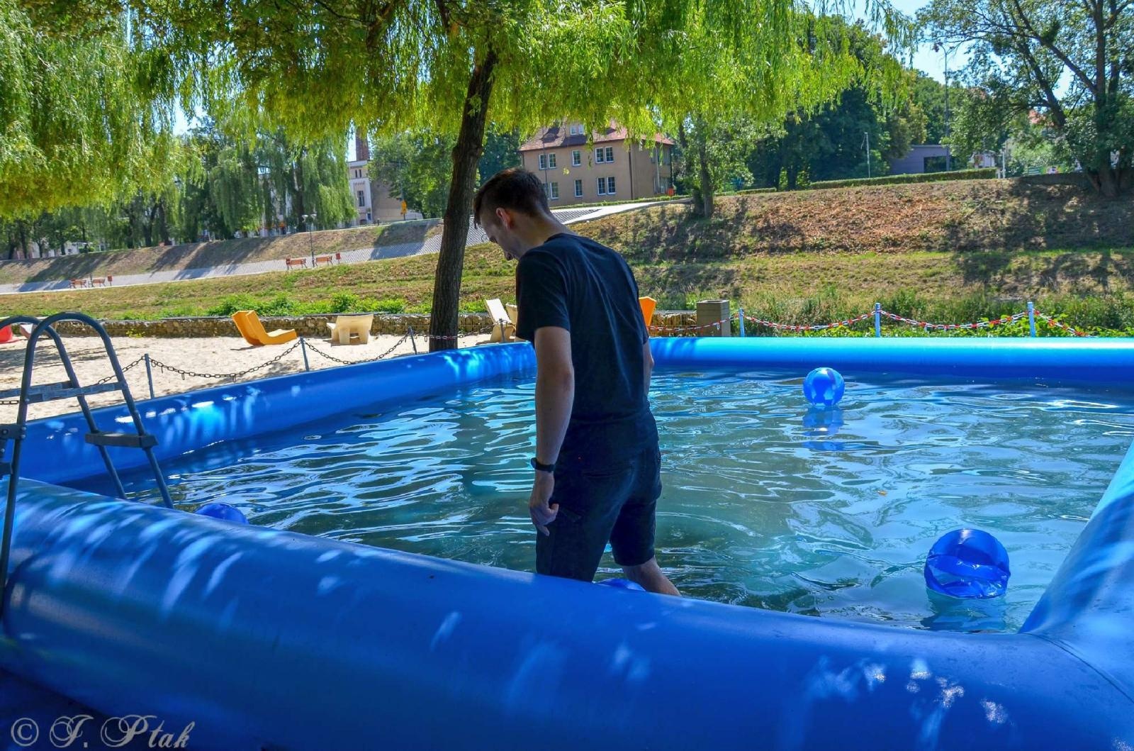 Zdjęcie w galerii na portalu naszraciborz.pl: Raciborzanka dla ochłody i basenik na plaży - niedziela na bulwarach wiadomości z regionu