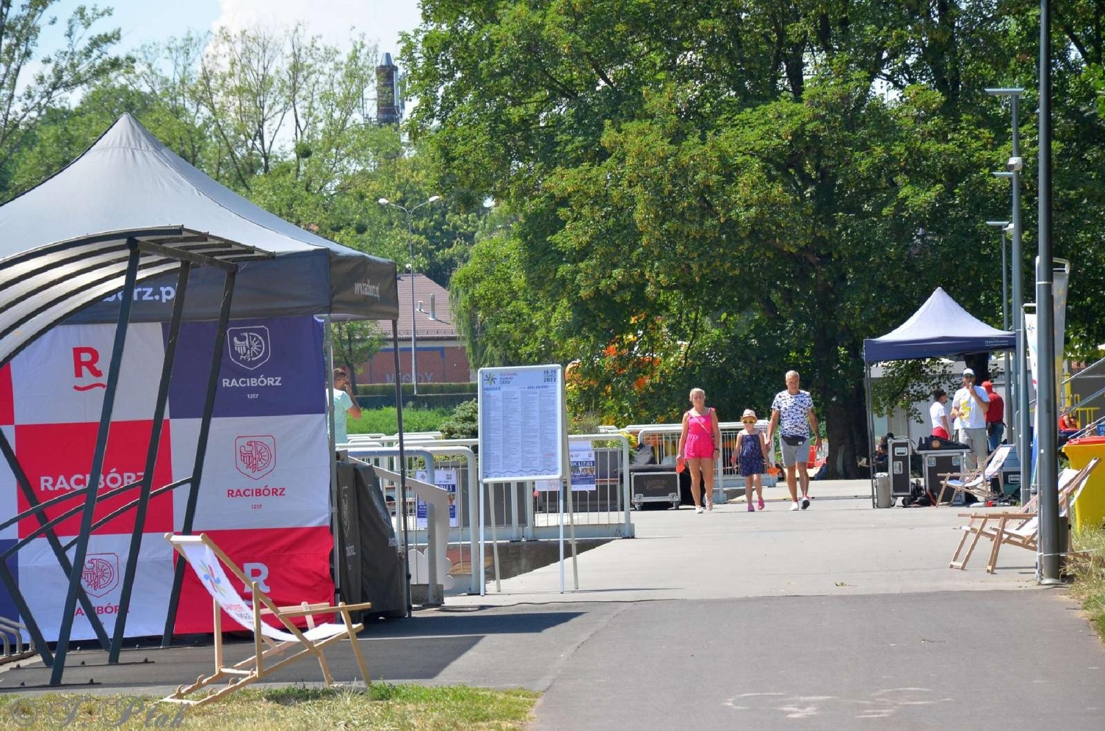 Zdjęcie w galerii na portalu naszraciborz.pl: Raciborzanka dla ochłody i basenik na plaży - niedziela na bulwarach wiadomości z regionu