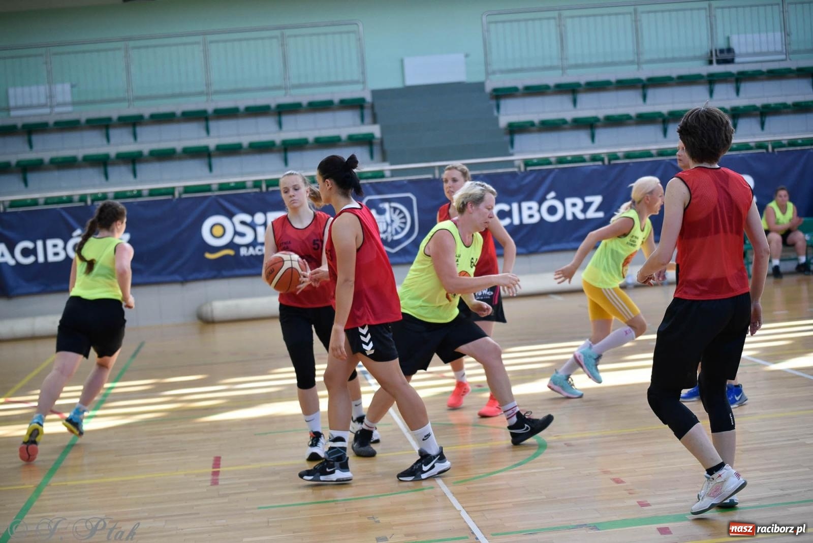 Zdjęcie w galerii na portalu naszraciborz.pl: Rywalizacja z miłości do dyscypliny. Liga Koszykówki Kobiet w Raciborzu [FOTO] wiadomości z regionu