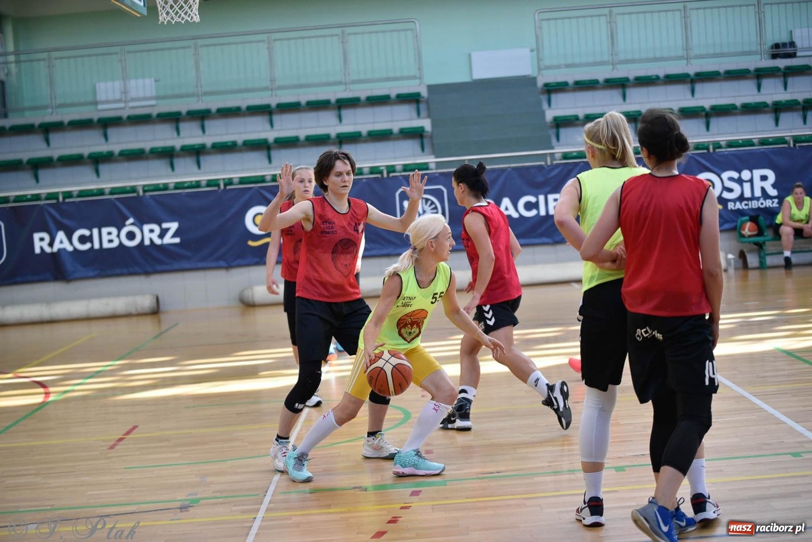 Zdjęcie w galerii na portalu naszraciborz.pl: Rywalizacja z miłości do dyscypliny. Liga Koszykówki Kobiet w Raciborzu [FOTO] wiadomości z regionu