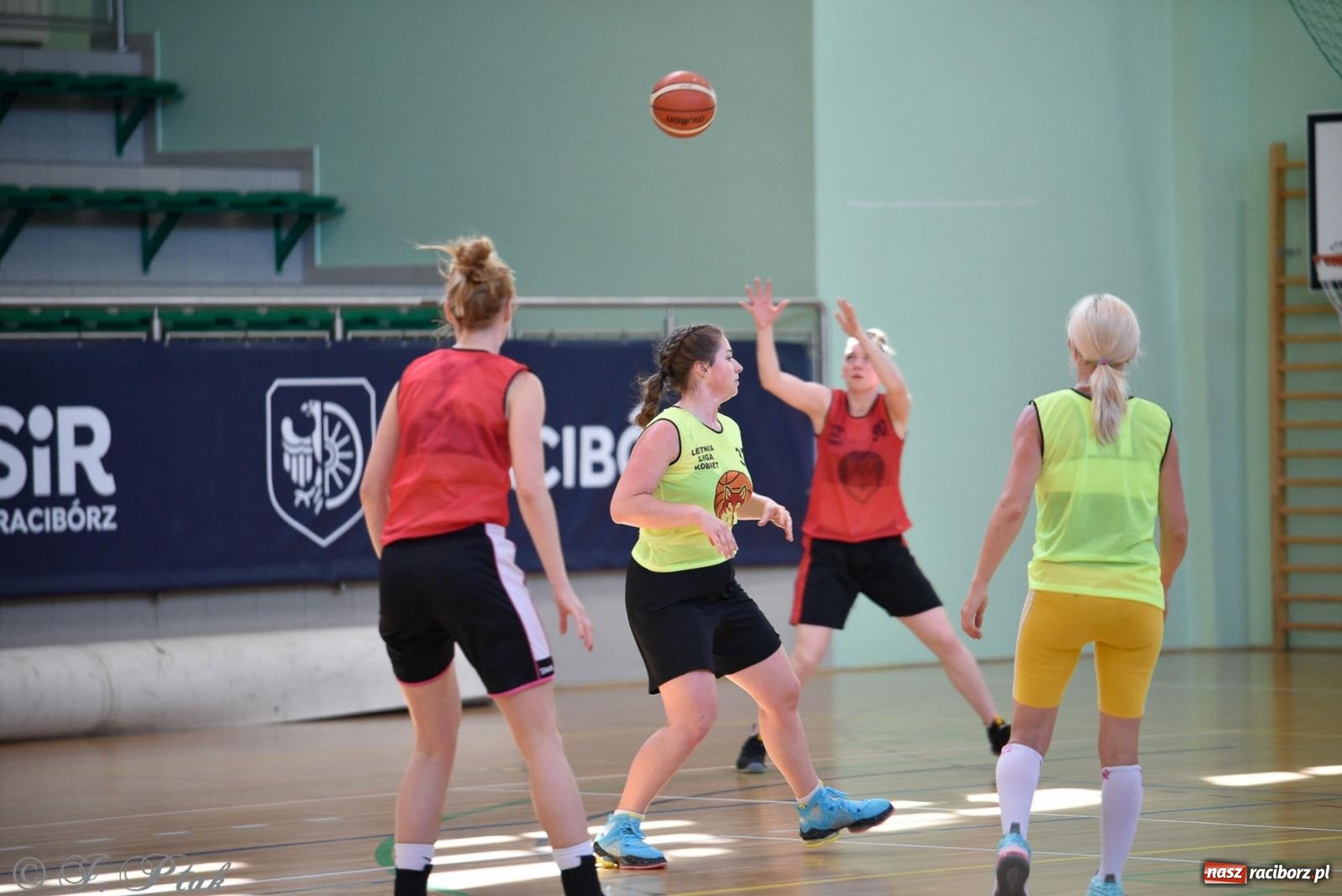 Zdjęcie w galerii na portalu naszraciborz.pl: Rywalizacja z miłości do dyscypliny. Liga Koszykówki Kobiet w Raciborzu [FOTO] wiadomości z regionu