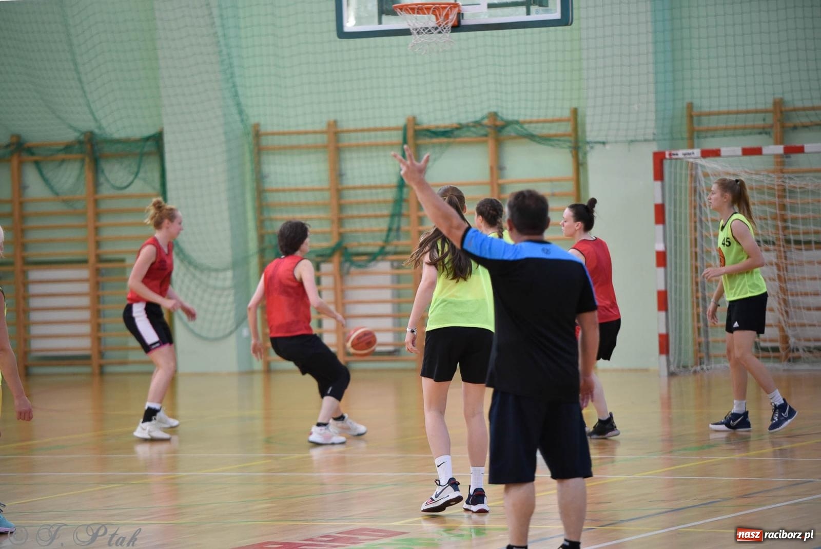 Zdjęcie w galerii na portalu naszraciborz.pl: Rywalizacja z miłości do dyscypliny. Liga Koszykówki Kobiet w Raciborzu [FOTO] wiadomości z regionu
