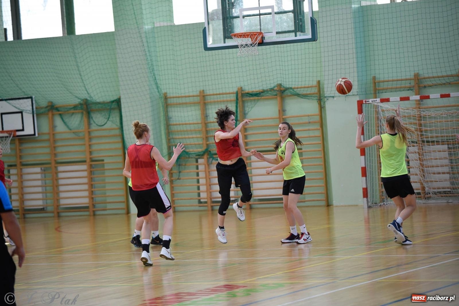 Zdjęcie w galerii na portalu naszraciborz.pl: Rywalizacja z miłości do dyscypliny. Liga Koszykówki Kobiet w Raciborzu [FOTO] wiadomości z regionu