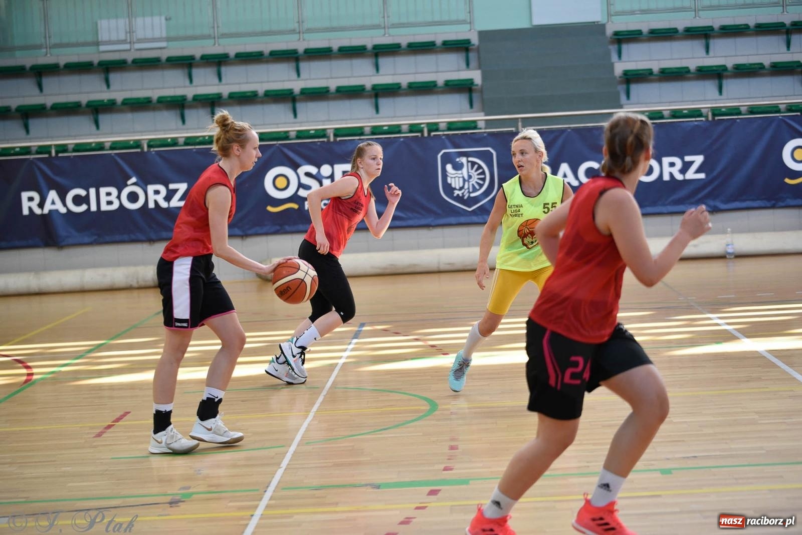 Zdjęcie w galerii na portalu naszraciborz.pl: Rywalizacja z miłości do dyscypliny. Liga Koszykówki Kobiet w Raciborzu [FOTO] wiadomości z regionu