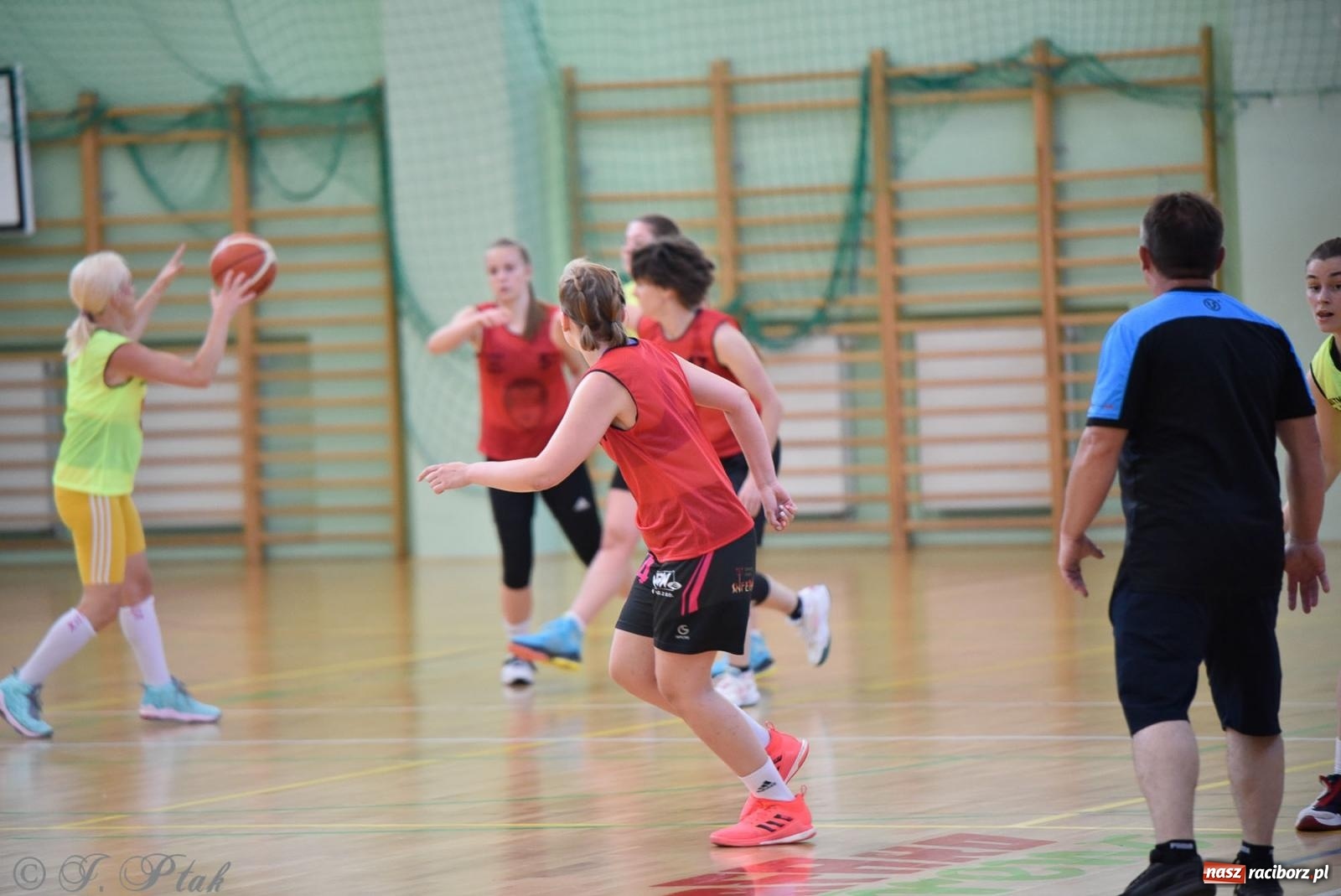 Zdjęcie w galerii na portalu naszraciborz.pl: Rywalizacja z miłości do dyscypliny. Liga Koszykówki Kobiet w Raciborzu [FOTO] wiadomości z regionu
