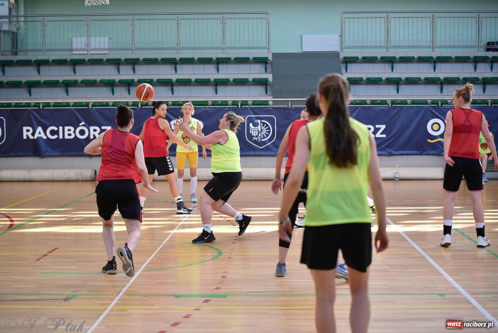 Zdjęcie w galerii na portalu naszraciborz.pl: Rywalizacja z miłości do dyscypliny. Liga Koszykówki Kobiet w Raciborzu [FOTO] wiadomości z regionu