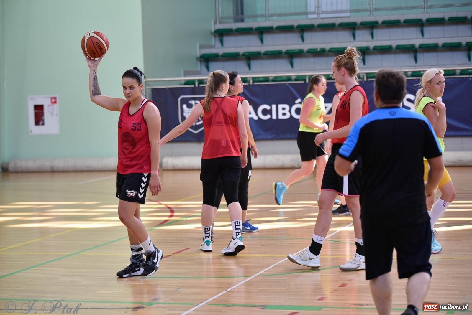 Zdjęcie w galerii na portalu naszraciborz.pl: Rywalizacja z miłości do dyscypliny. Liga Koszykówki Kobiet w Raciborzu [FOTO] wiadomości z regionu