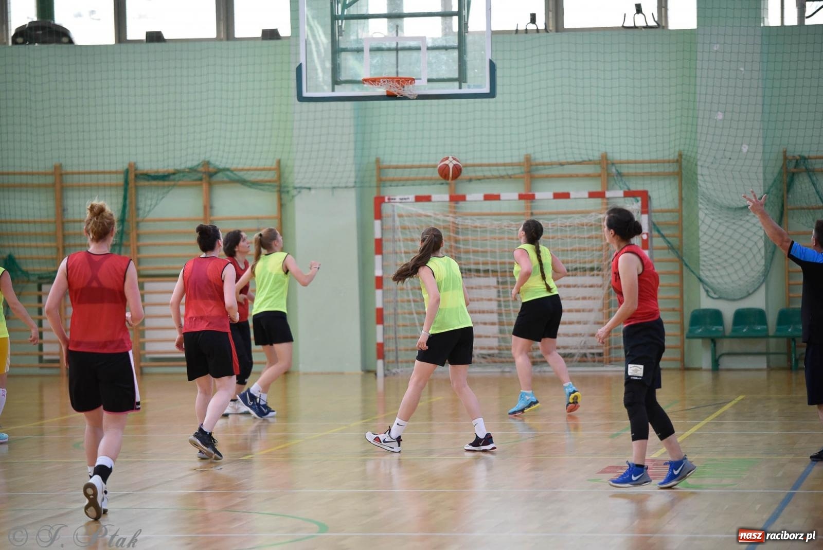 Zdjęcie w galerii na portalu naszraciborz.pl: Rywalizacja z miłości do dyscypliny. Liga Koszykówki Kobiet w Raciborzu [FOTO] wiadomości z regionu