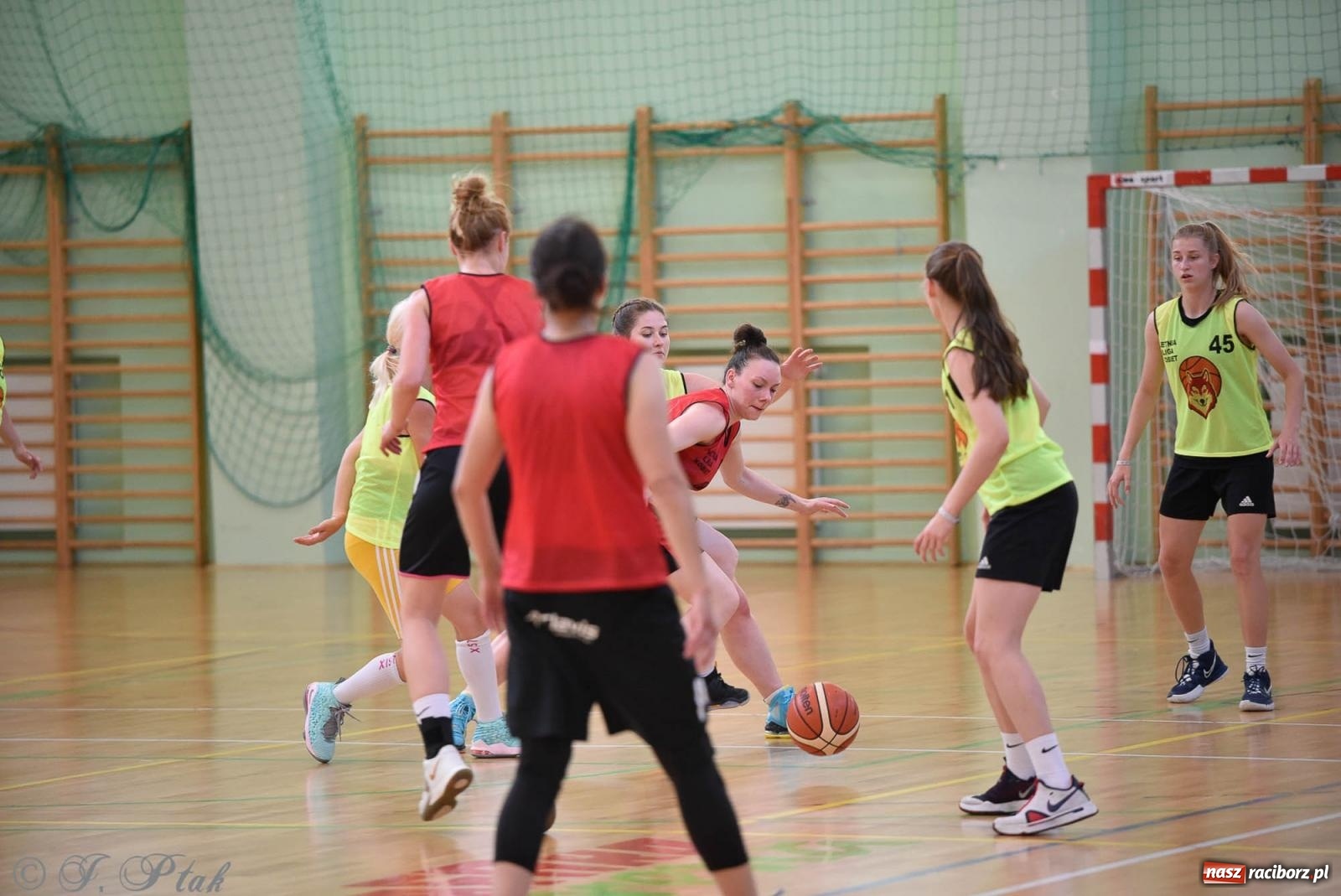 Zdjęcie w galerii na portalu naszraciborz.pl: Rywalizacja z miłości do dyscypliny. Liga Koszykówki Kobiet w Raciborzu [FOTO] wiadomości z regionu