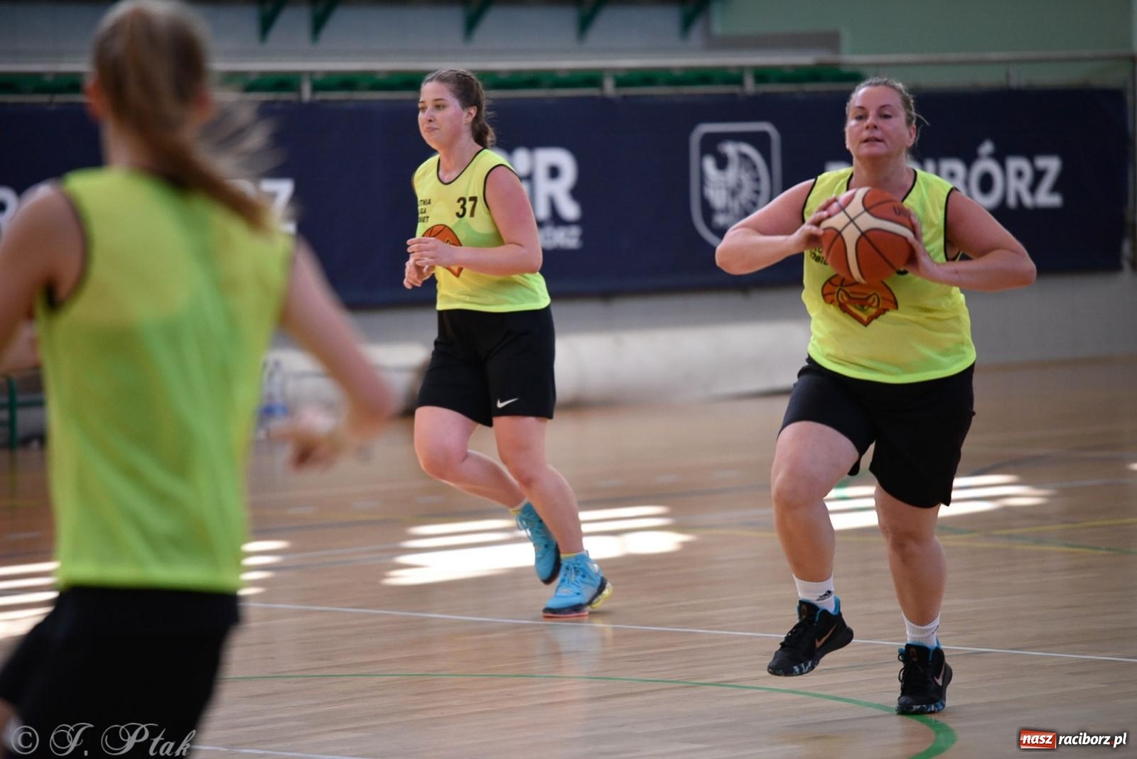 Zdjęcie w galerii na portalu naszraciborz.pl: Rywalizacja z miłości do dyscypliny. Liga Koszykówki Kobiet w Raciborzu [FOTO] wiadomości z regionu