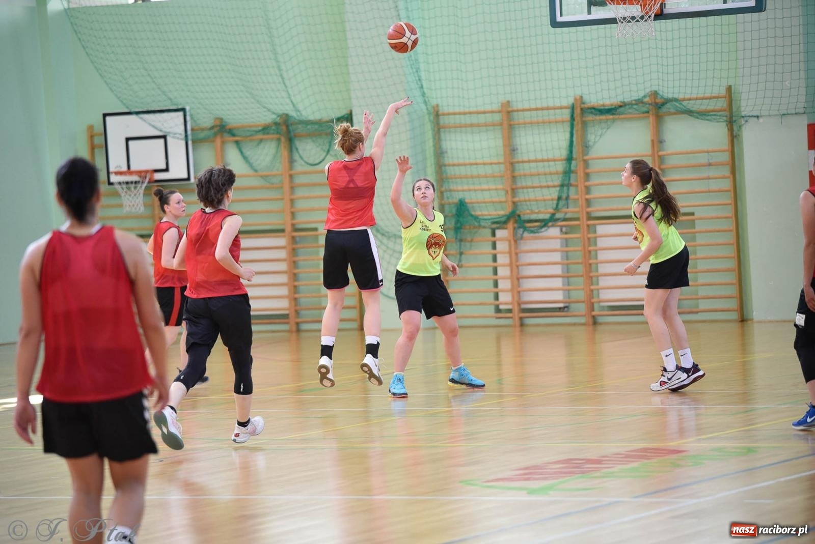 Zdjęcie w galerii na portalu naszraciborz.pl: Rywalizacja z miłości do dyscypliny. Liga Koszykówki Kobiet w Raciborzu [FOTO] wiadomości z regionu