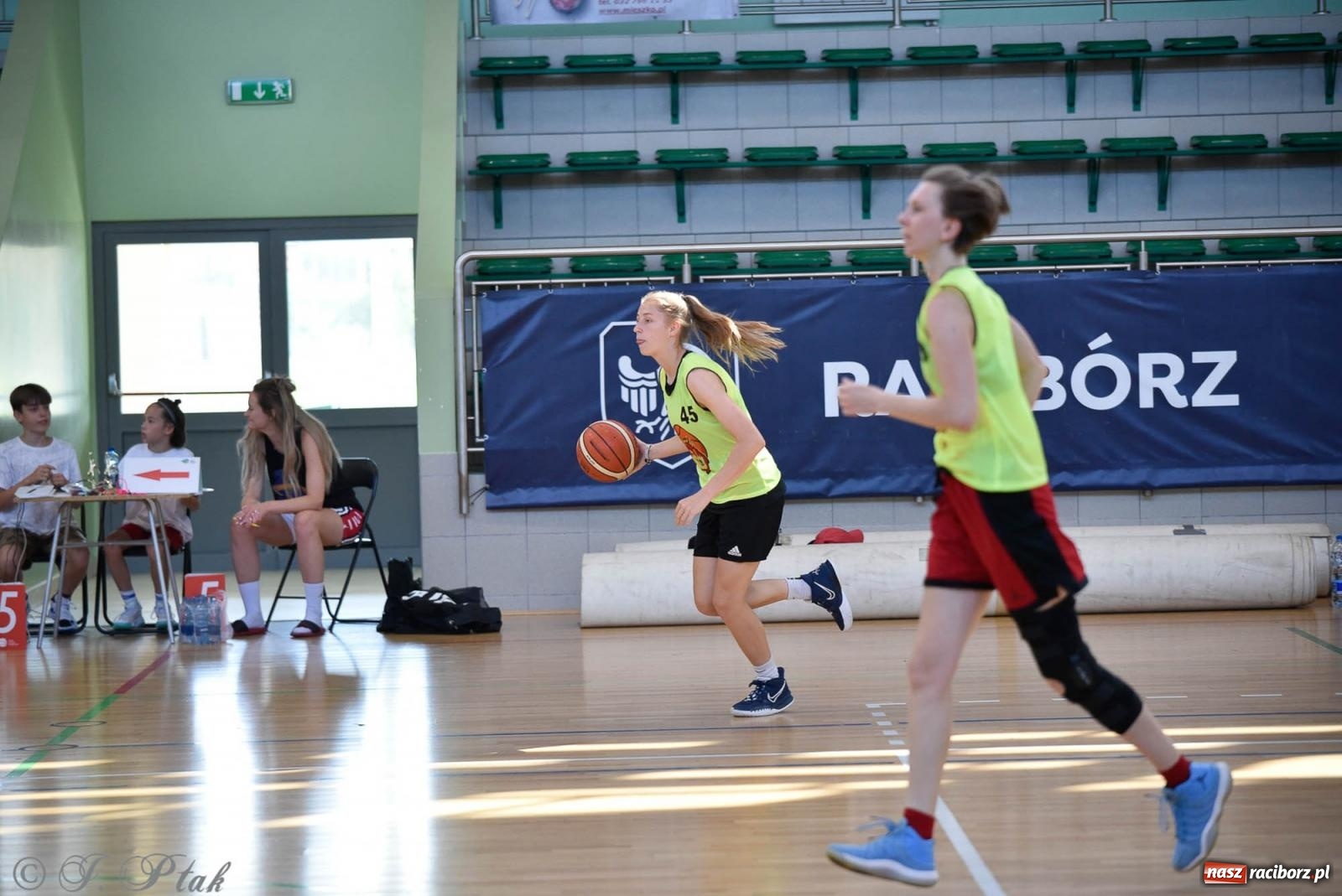 Zdjęcie w galerii na portalu naszraciborz.pl: Rywalizacja z miłości do dyscypliny. Liga Koszykówki Kobiet w Raciborzu [FOTO] wiadomości z regionu