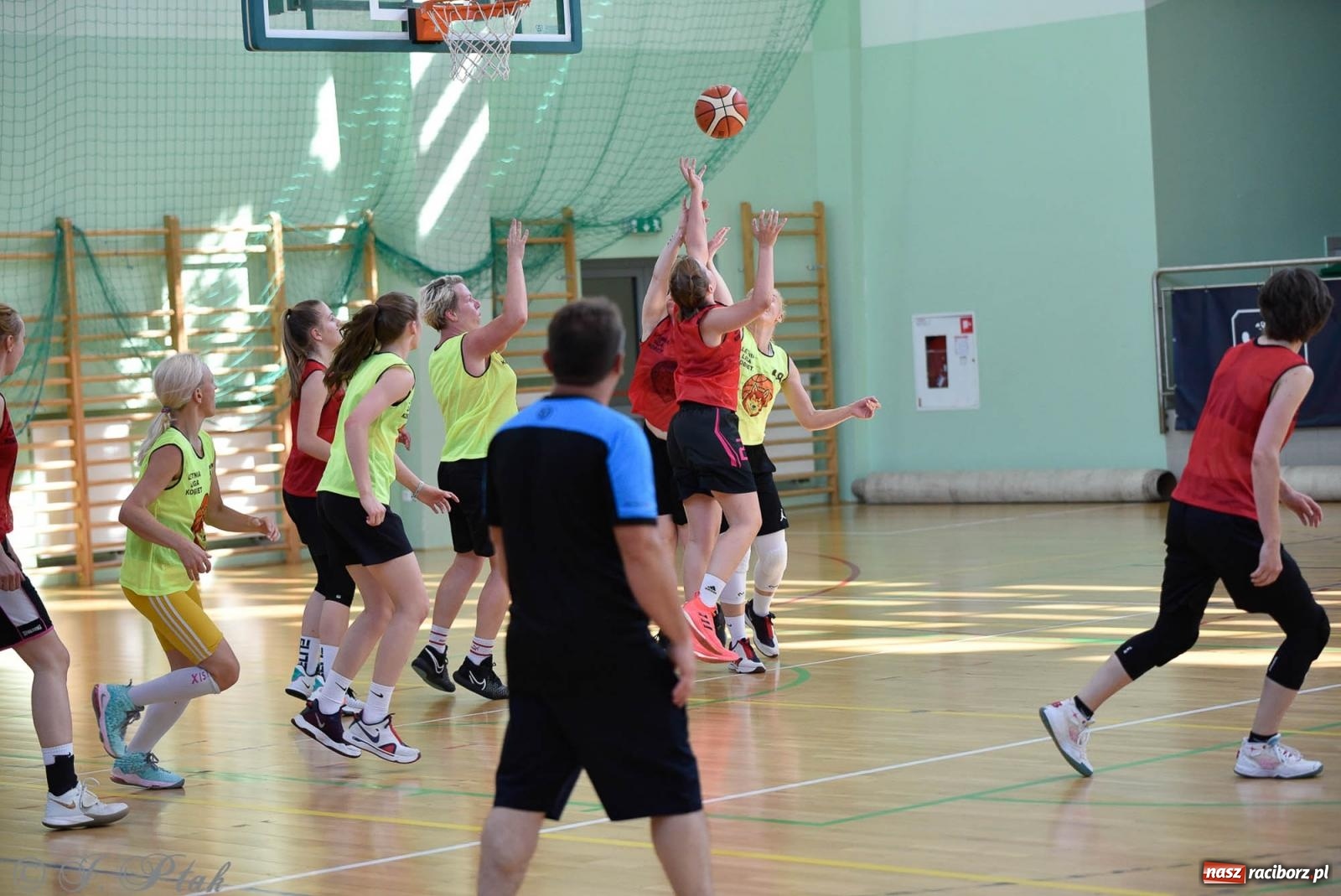 Zdjęcie w galerii na portalu naszraciborz.pl: Rywalizacja z miłości do dyscypliny. Liga Koszykówki Kobiet w Raciborzu [FOTO] wiadomości z regionu