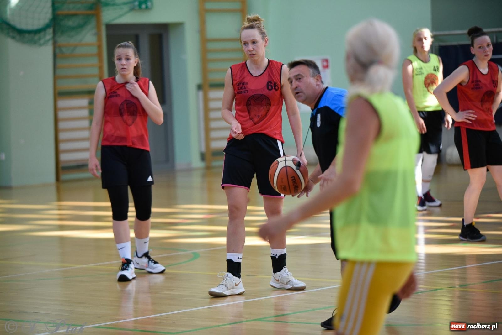 Zdjęcie w galerii na portalu naszraciborz.pl: Rywalizacja z miłości do dyscypliny. Liga Koszykówki Kobiet w Raciborzu [FOTO] wiadomości z regionu