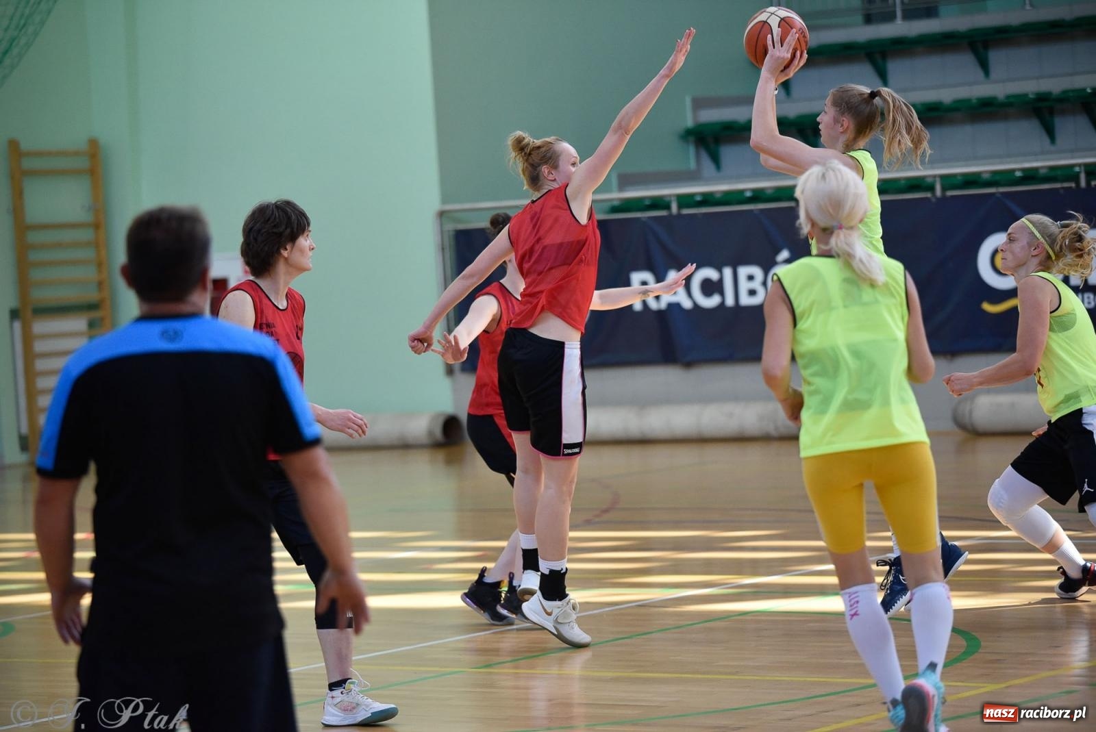 Zdjęcie w galerii na portalu naszraciborz.pl: Rywalizacja z miłości do dyscypliny. Liga Koszykówki Kobiet w Raciborzu [FOTO] wiadomości z regionu