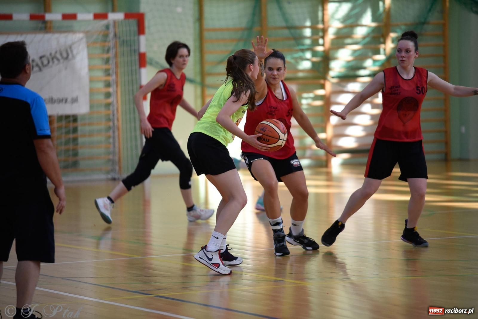 Zdjęcie w galerii na portalu naszraciborz.pl: Rywalizacja z miłości do dyscypliny. Liga Koszykówki Kobiet w Raciborzu [FOTO] wiadomości z regionu