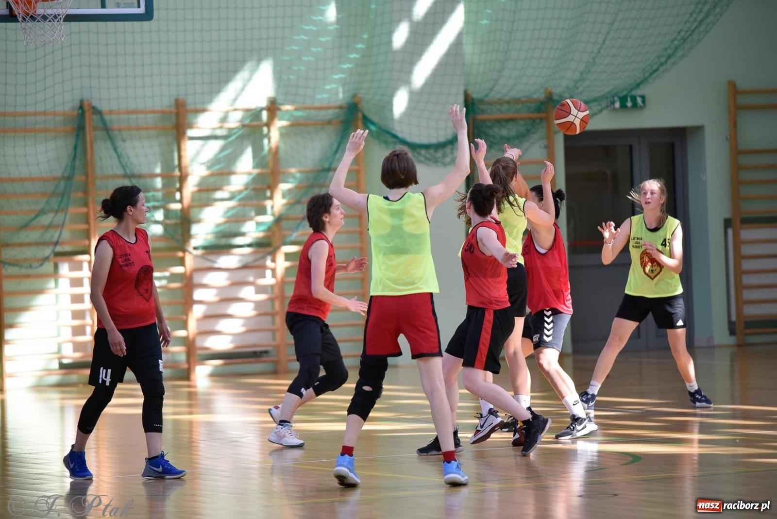 Zdjęcie w galerii na portalu naszraciborz.pl: Rywalizacja z miłości do dyscypliny. Liga Koszykówki Kobiet w Raciborzu [FOTO] wiadomości z regionu