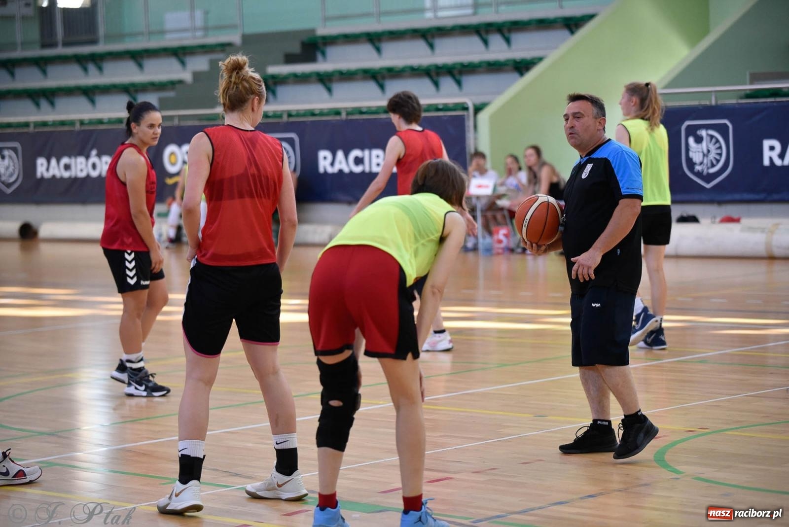 Zdjęcie w galerii na portalu naszraciborz.pl: Rywalizacja z miłości do dyscypliny. Liga Koszykówki Kobiet w Raciborzu [FOTO] wiadomości z regionu