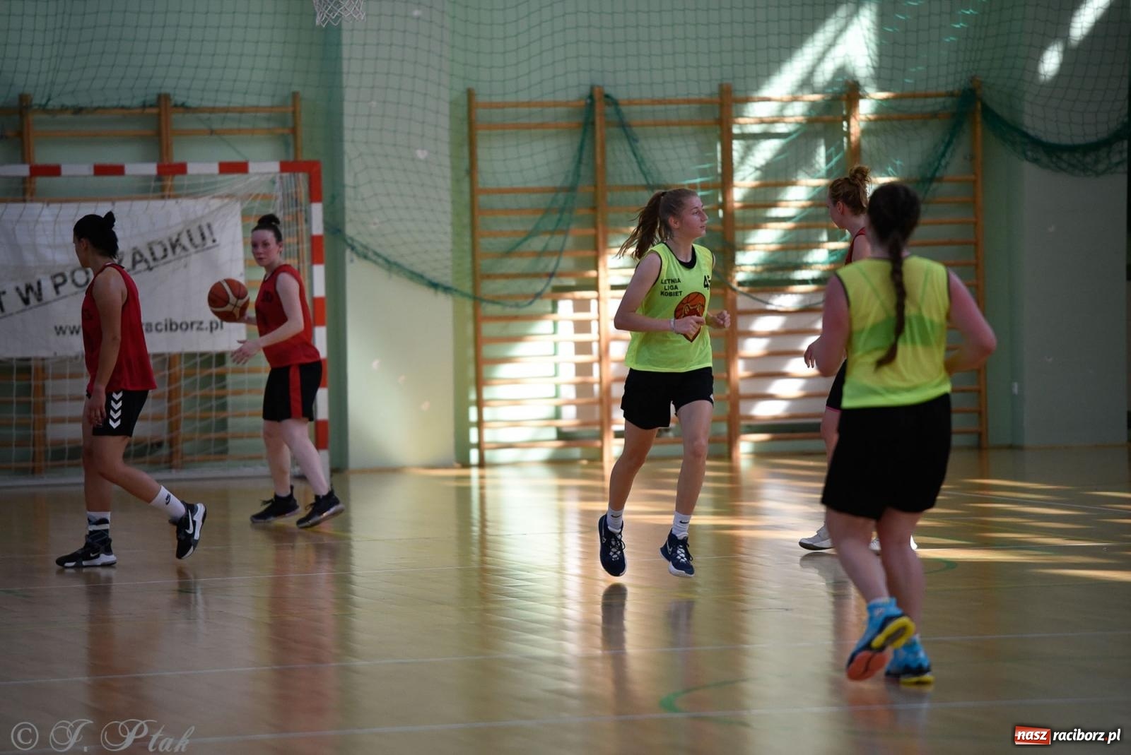 Zdjęcie w galerii na portalu naszraciborz.pl: Rywalizacja z miłości do dyscypliny. Liga Koszykówki Kobiet w Raciborzu [FOTO] wiadomości z regionu