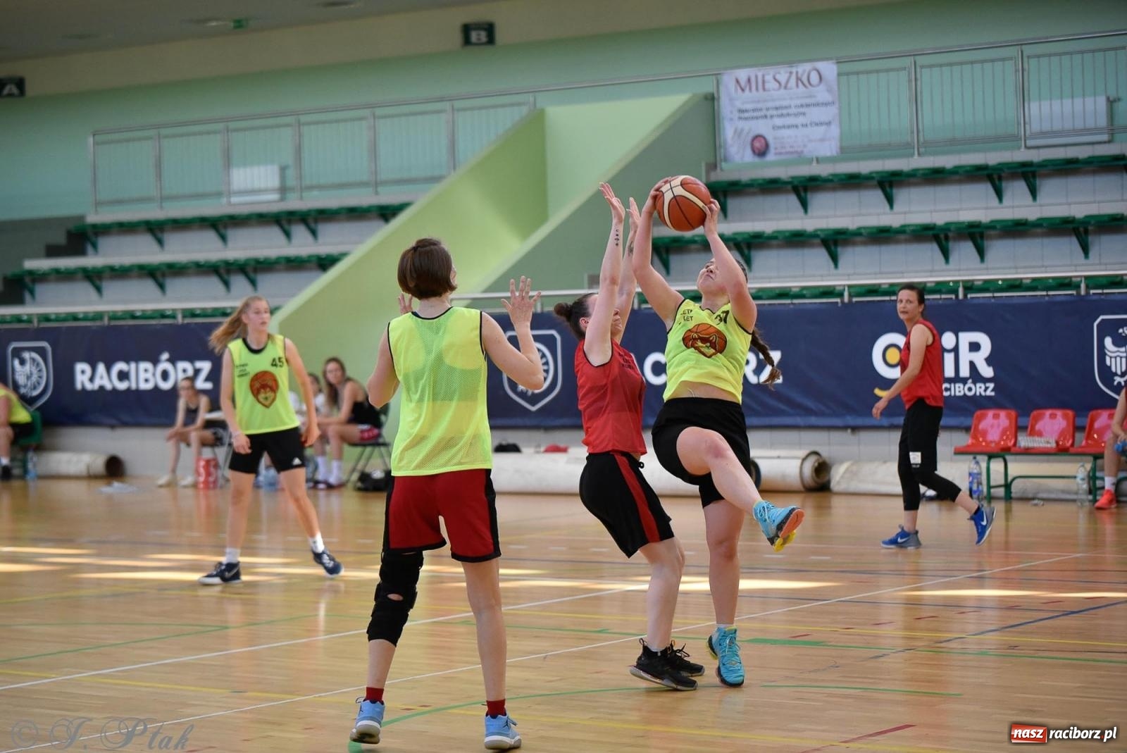 Zdjęcie w galerii na portalu naszraciborz.pl: Rywalizacja z miłości do dyscypliny. Liga Koszykówki Kobiet w Raciborzu [FOTO] wiadomości z regionu
