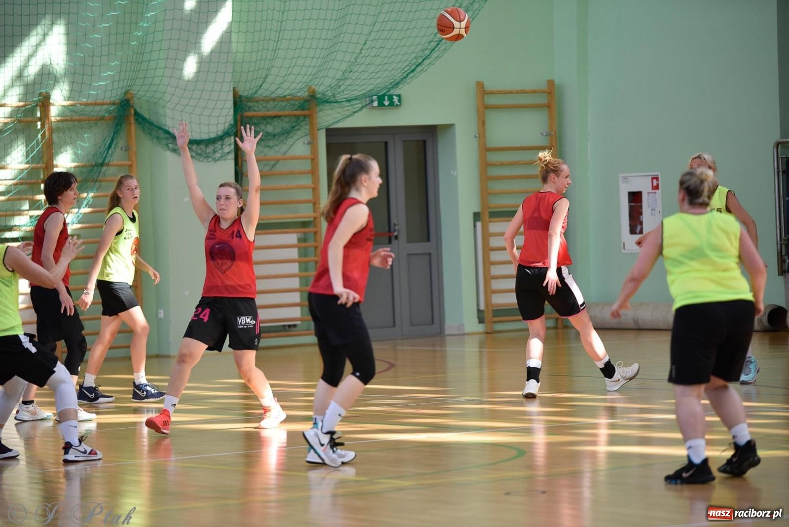 Zdjęcie w galerii na portalu naszraciborz.pl: Rywalizacja z miłości do dyscypliny. Liga Koszykówki Kobiet w Raciborzu [FOTO] wiadomości z regionu