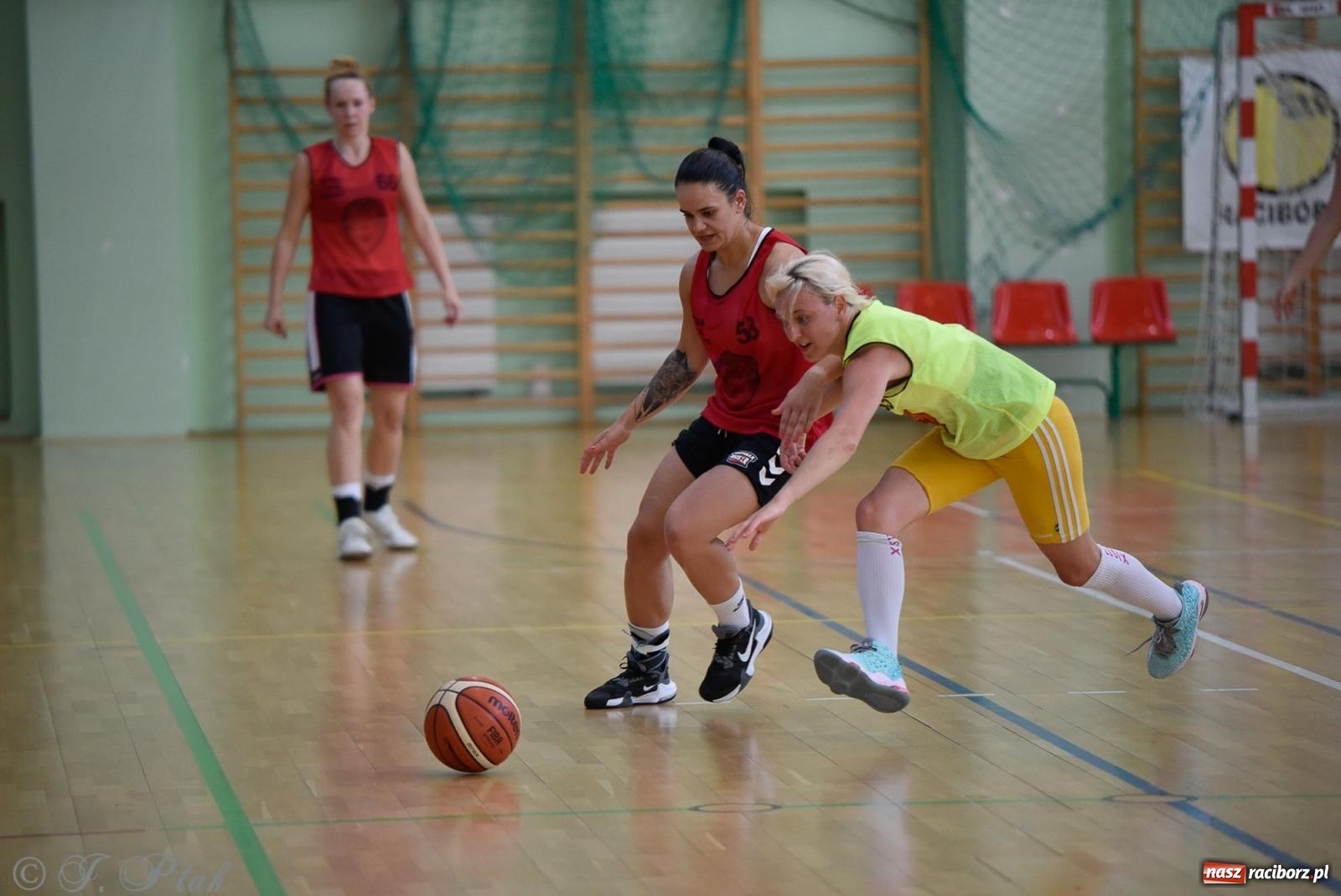 Zdjęcie w galerii na portalu naszraciborz.pl: Rywalizacja z miłości do dyscypliny. Liga Koszykówki Kobiet w Raciborzu [FOTO] wiadomości z regionu