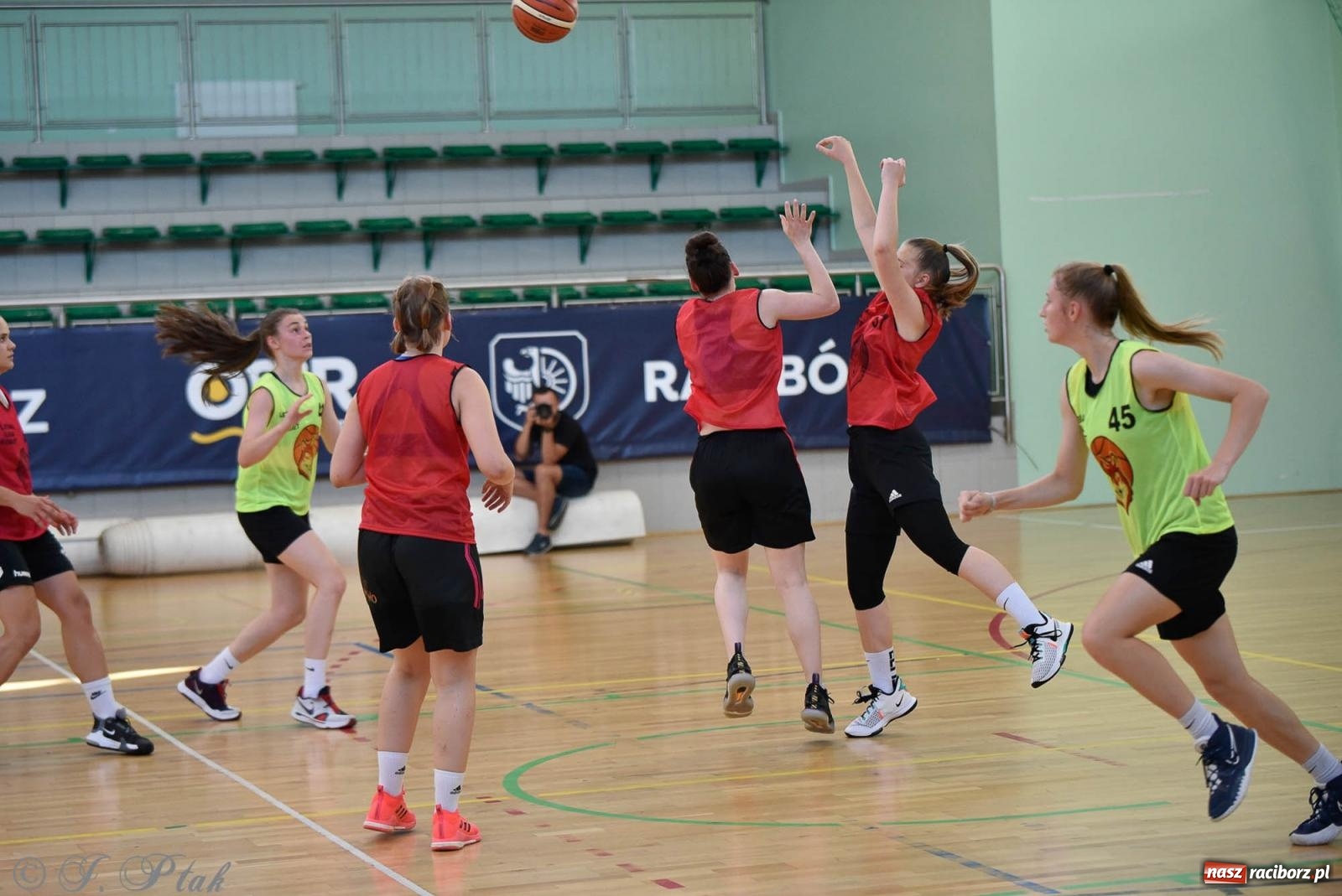 Zdjęcie w galerii na portalu naszraciborz.pl: Rywalizacja z miłości do dyscypliny. Liga Koszykówki Kobiet w Raciborzu [FOTO] wiadomości z regionu