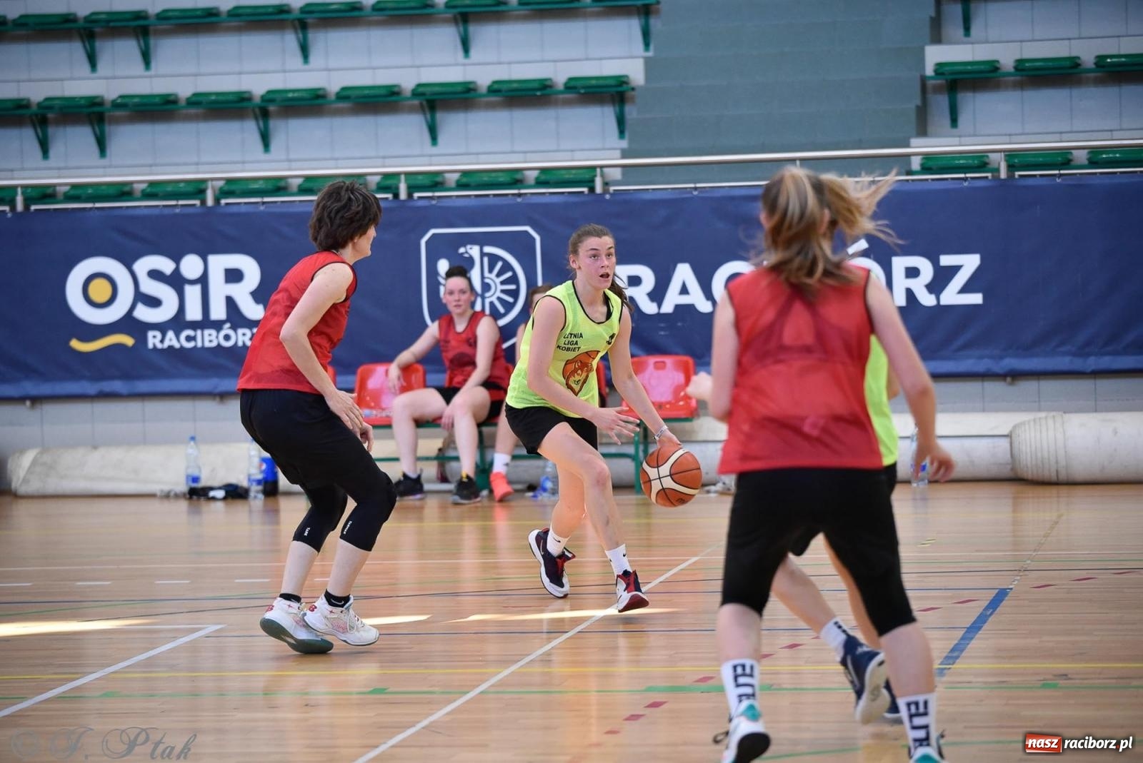Zdjęcie w galerii na portalu naszraciborz.pl: Rywalizacja z miłości do dyscypliny. Liga Koszykówki Kobiet w Raciborzu [FOTO] wiadomości z regionu