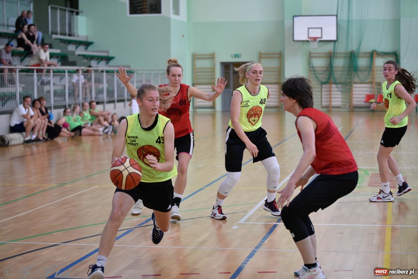 Zdjęcie w galerii na portalu naszraciborz.pl: Rywalizacja z miłości do dyscypliny. Liga Koszykówki Kobiet w Raciborzu [FOTO] wiadomości z regionu