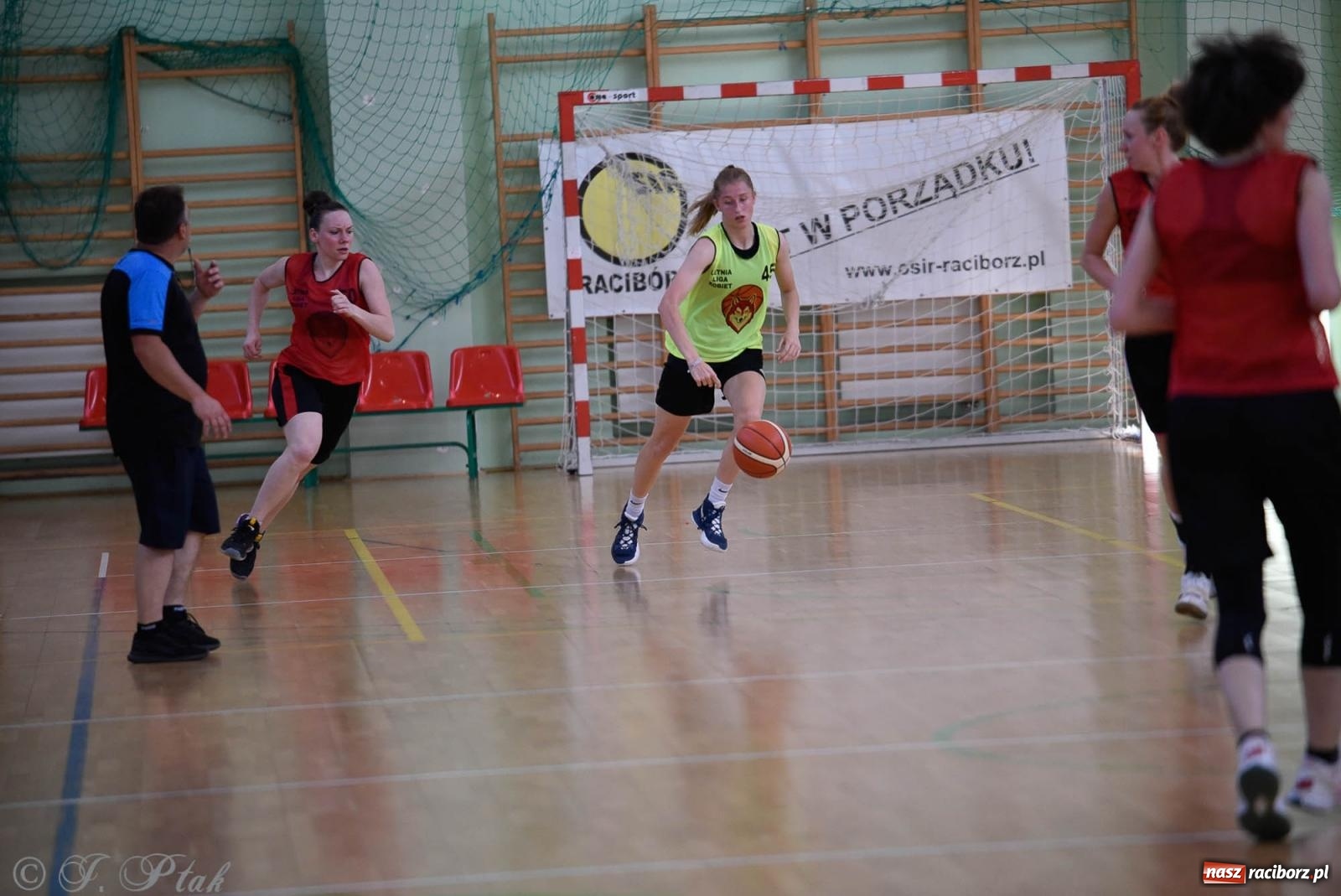Zdjęcie w galerii na portalu naszraciborz.pl: Rywalizacja z miłości do dyscypliny. Liga Koszykówki Kobiet w Raciborzu [FOTO] wiadomości z regionu