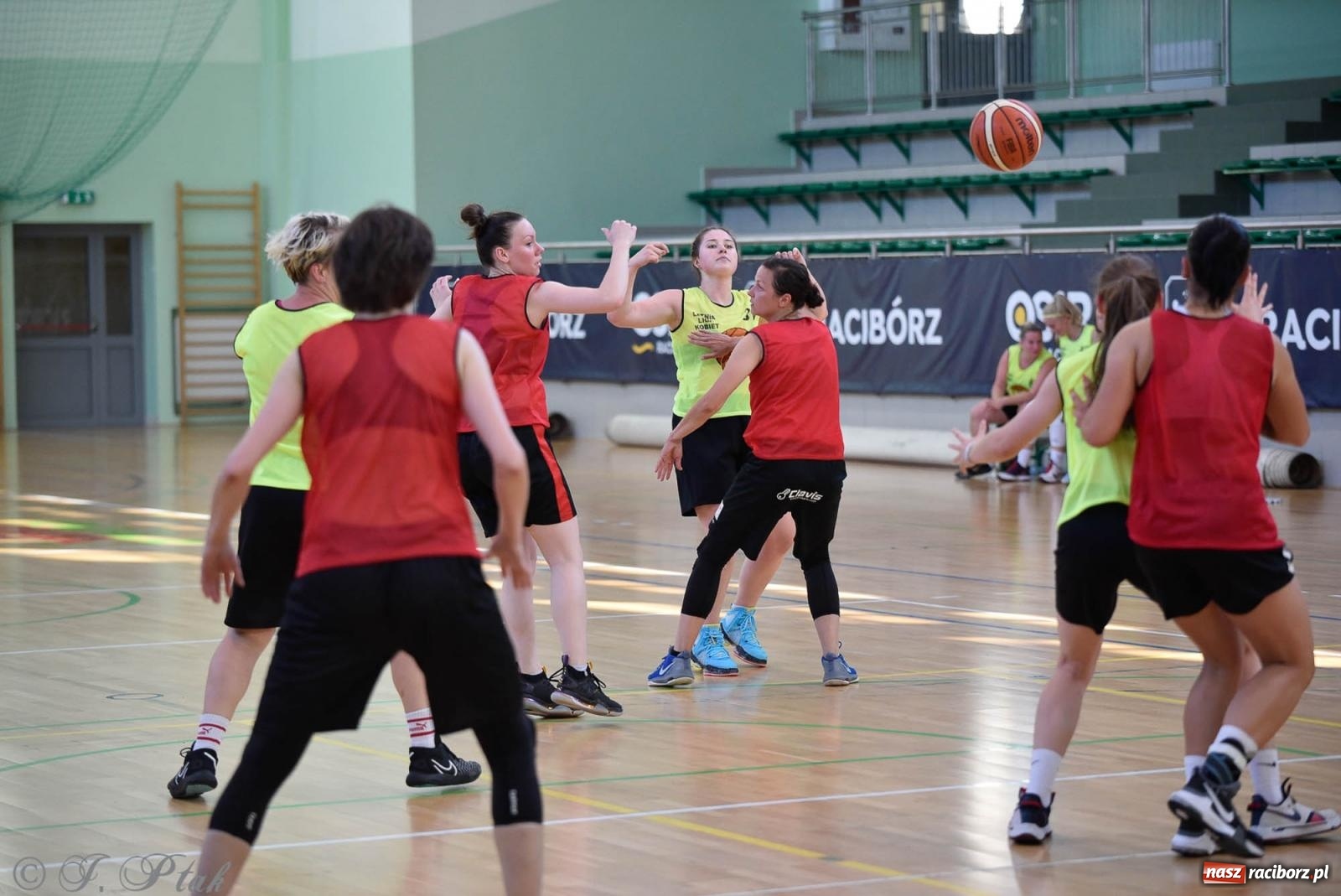 Zdjęcie w galerii na portalu naszraciborz.pl: Rywalizacja z miłości do dyscypliny. Liga Koszykówki Kobiet w Raciborzu [FOTO] wiadomości z regionu