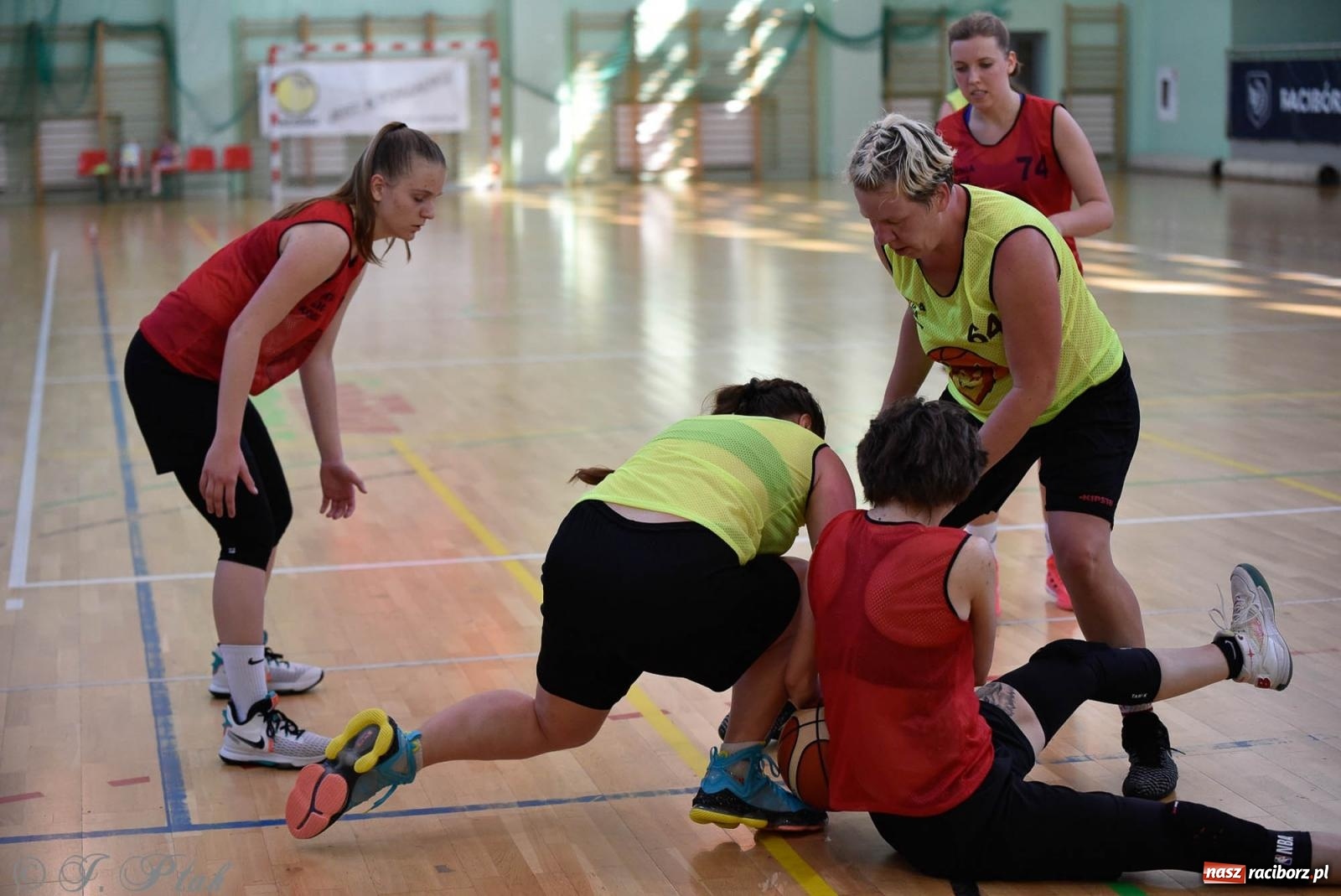 Zdjęcie w galerii na portalu naszraciborz.pl: Rywalizacja z miłości do dyscypliny. Liga Koszykówki Kobiet w Raciborzu [FOTO] wiadomości z regionu