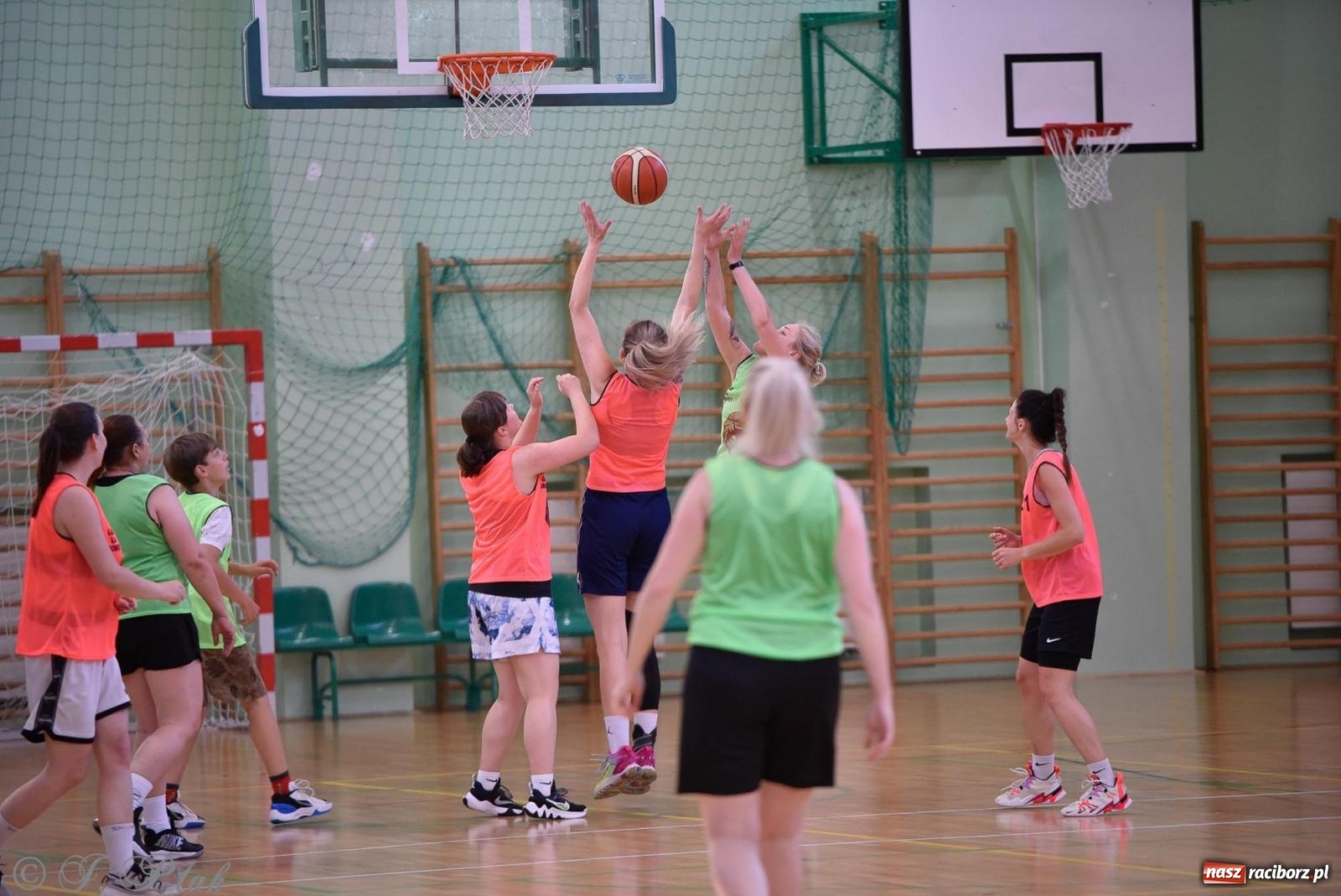 Zdjęcie w galerii na portalu naszraciborz.pl: Rywalizacja z miłości do dyscypliny. Liga Koszykówki Kobiet w Raciborzu [FOTO] wiadomości z regionu
