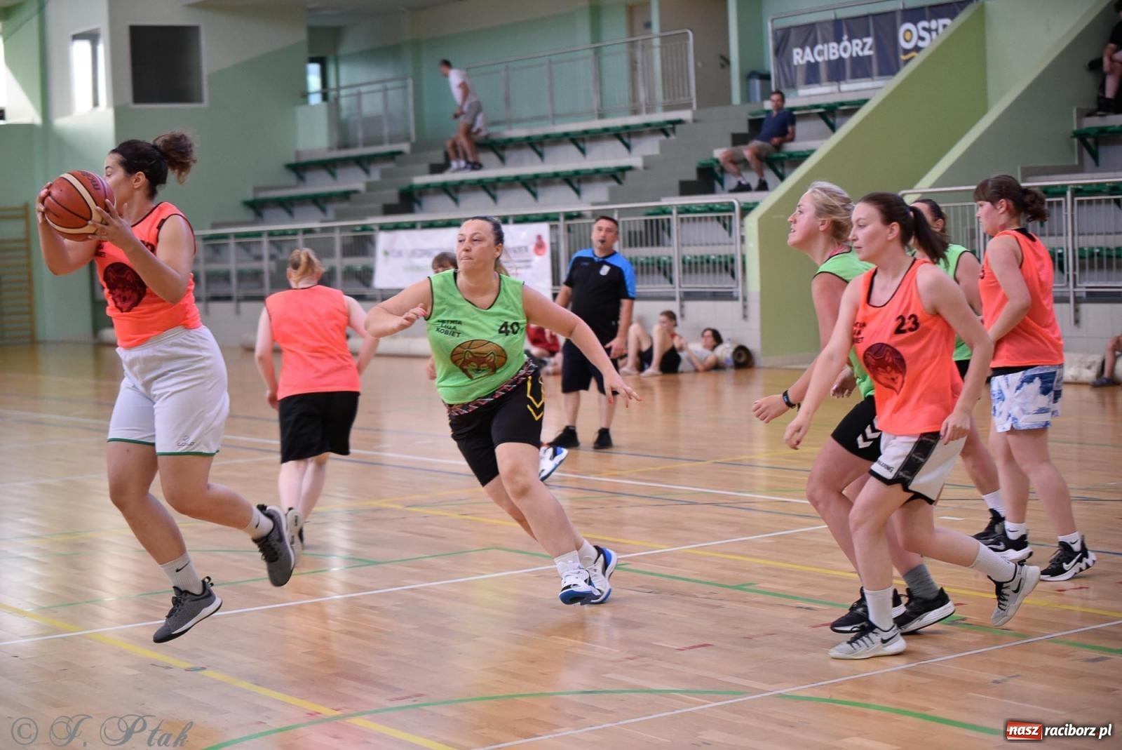 Zdjęcie w galerii na portalu naszraciborz.pl: Rywalizacja z miłości do dyscypliny. Liga Koszykówki Kobiet w Raciborzu [FOTO] wiadomości z regionu