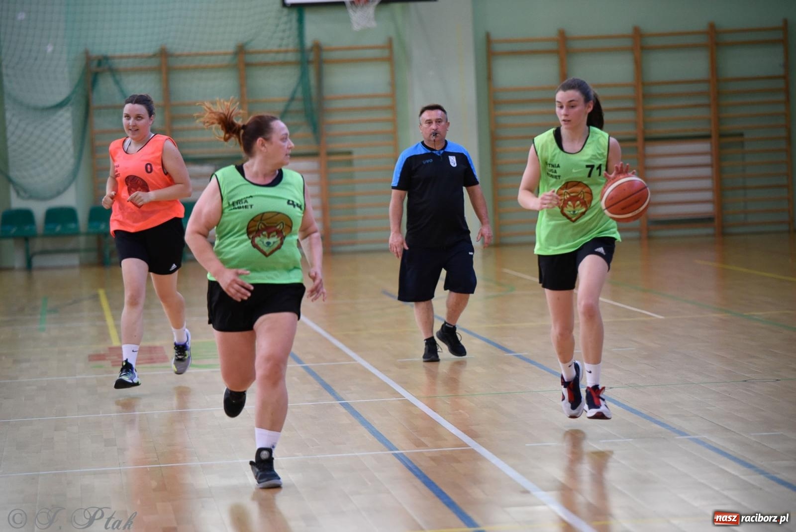 Zdjęcie w galerii na portalu naszraciborz.pl: Rywalizacja z miłości do dyscypliny. Liga Koszykówki Kobiet w Raciborzu [FOTO] wiadomości z regionu