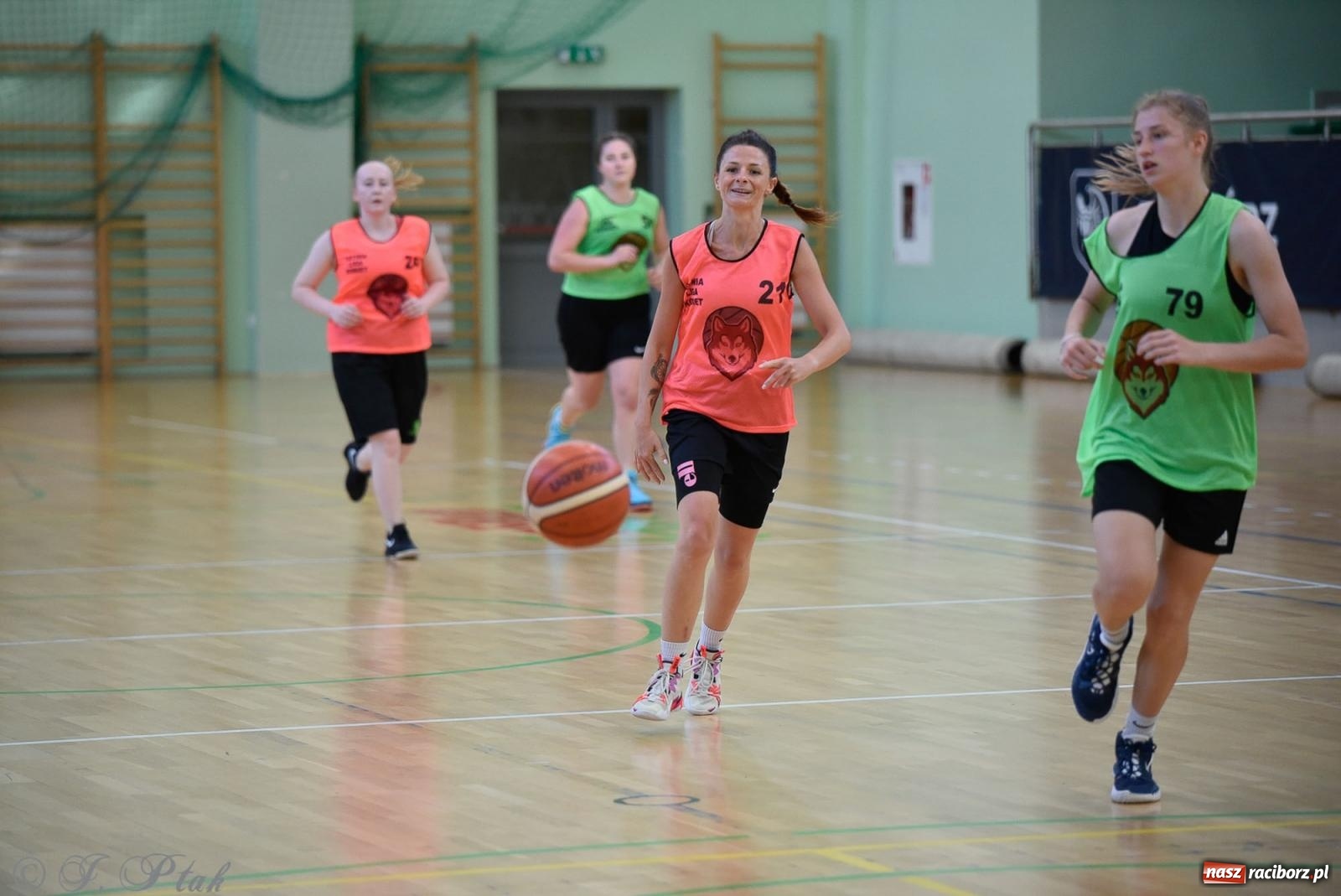 Zdjęcie w galerii na portalu naszraciborz.pl: Rywalizacja z miłości do dyscypliny. Liga Koszykówki Kobiet w Raciborzu [FOTO] wiadomości z regionu