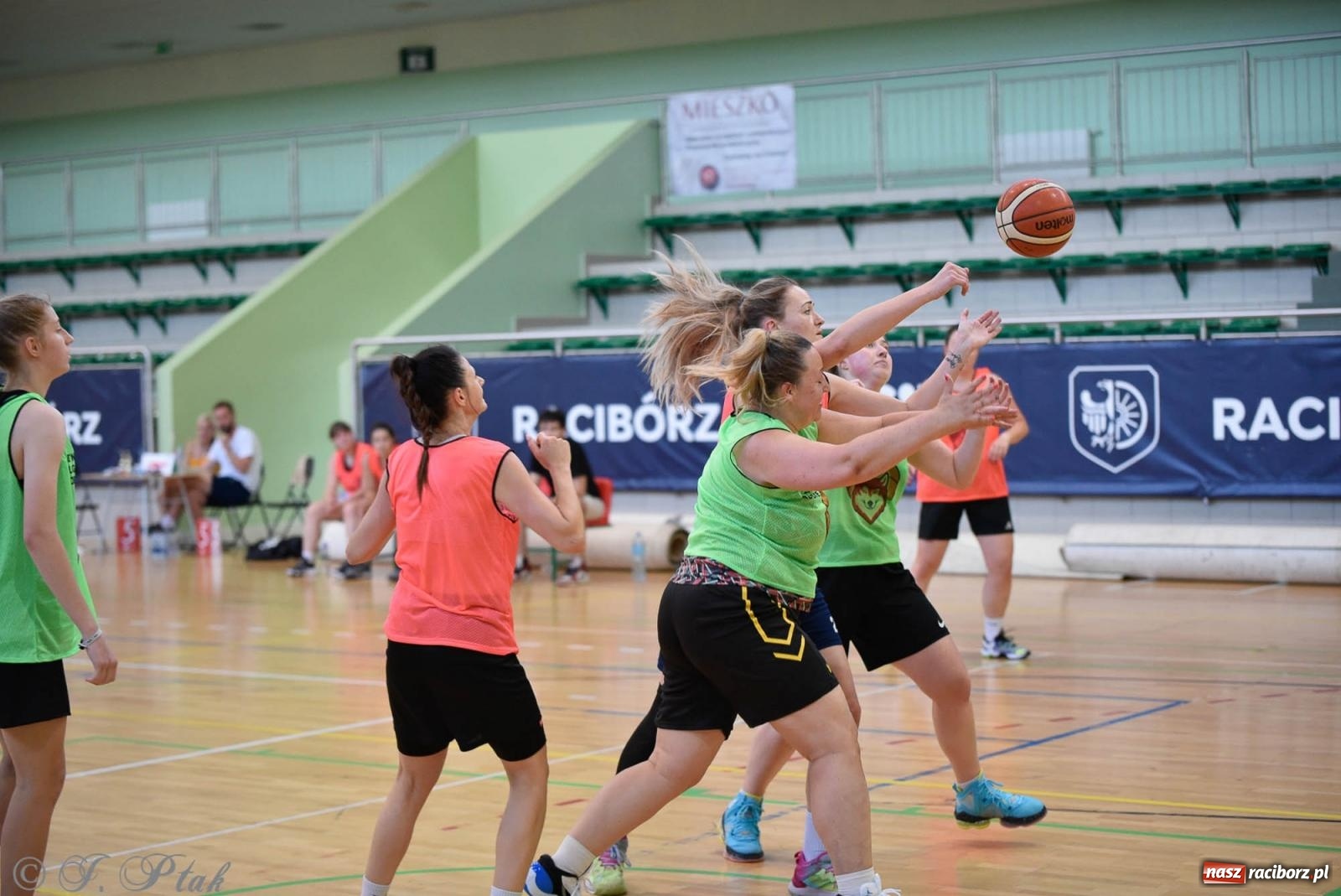 Zdjęcie w galerii na portalu naszraciborz.pl: Rywalizacja z miłości do dyscypliny. Liga Koszykówki Kobiet w Raciborzu [FOTO] wiadomości z regionu