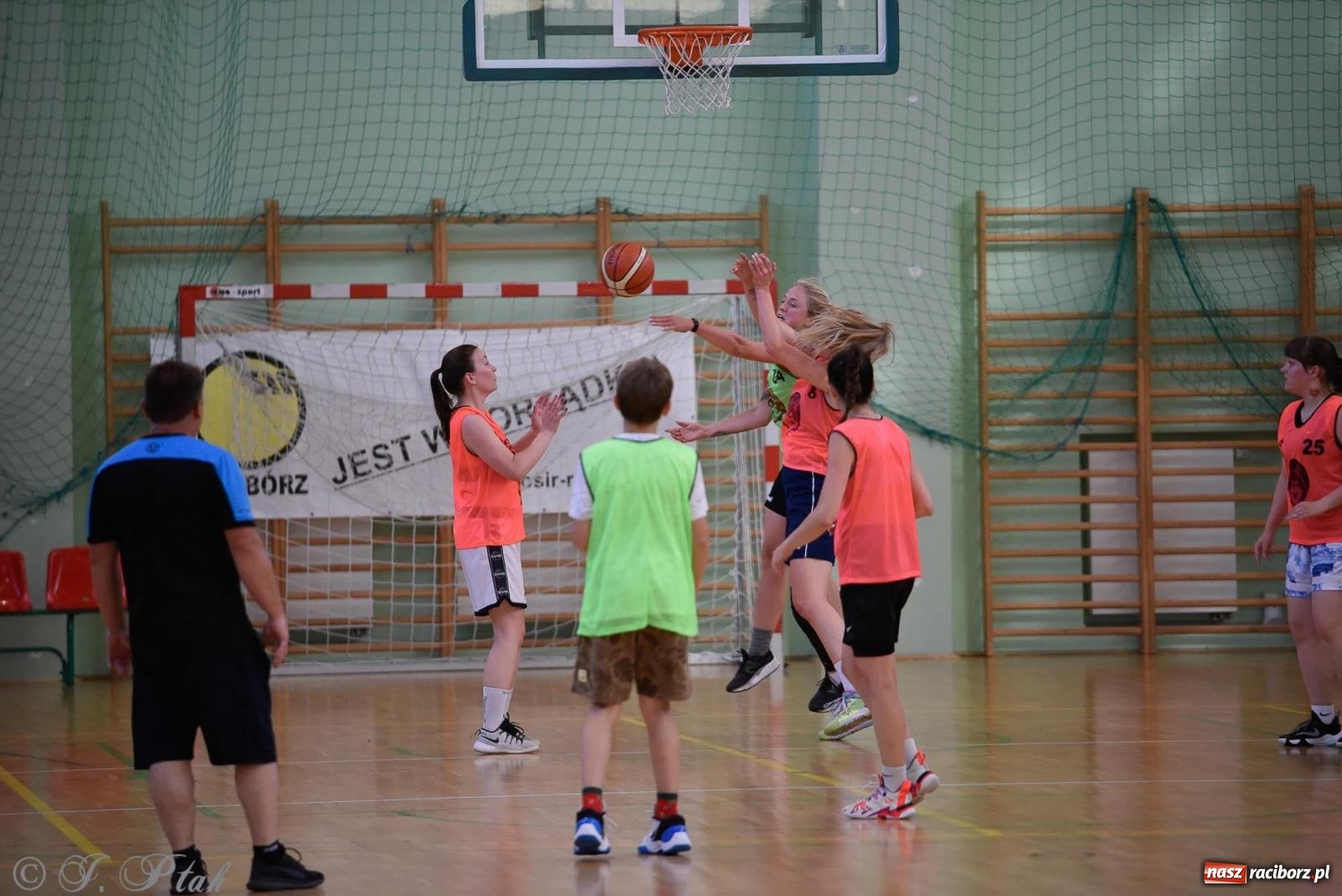 Zdjęcie w galerii na portalu naszraciborz.pl: Rywalizacja z miłości do dyscypliny. Liga Koszykówki Kobiet w Raciborzu [FOTO] wiadomości z regionu