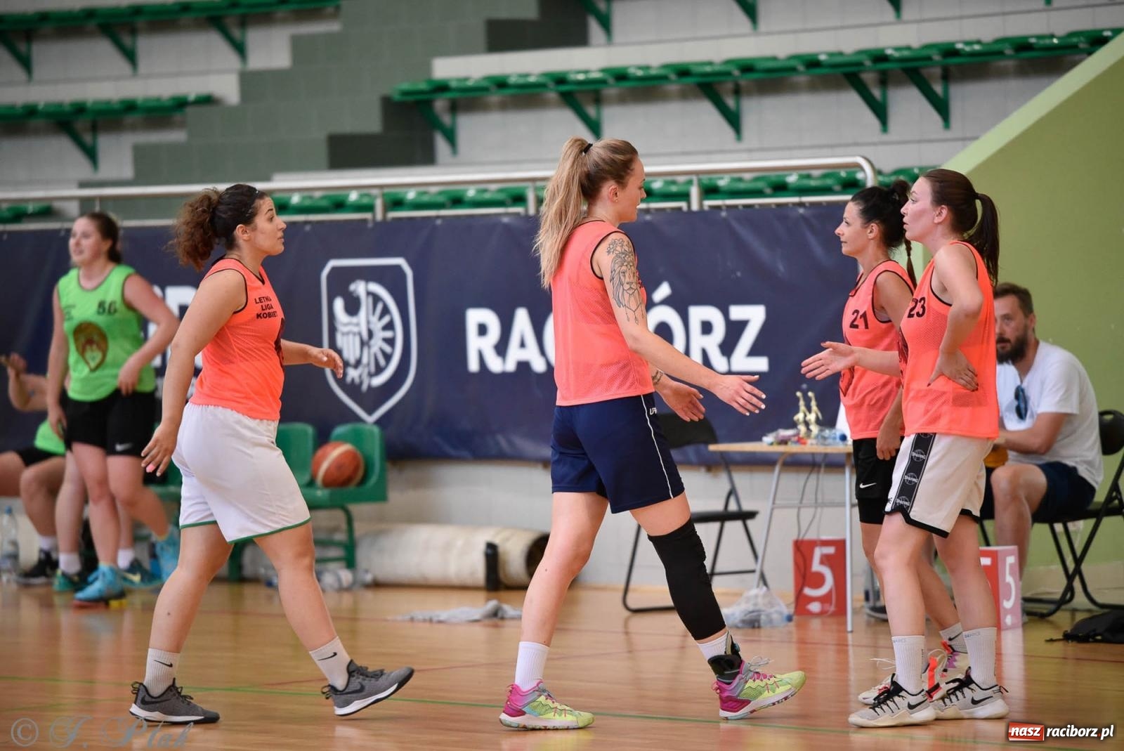 Zdjęcie w galerii na portalu naszraciborz.pl: Rywalizacja z miłości do dyscypliny. Liga Koszykówki Kobiet w Raciborzu [FOTO] wiadomości z regionu