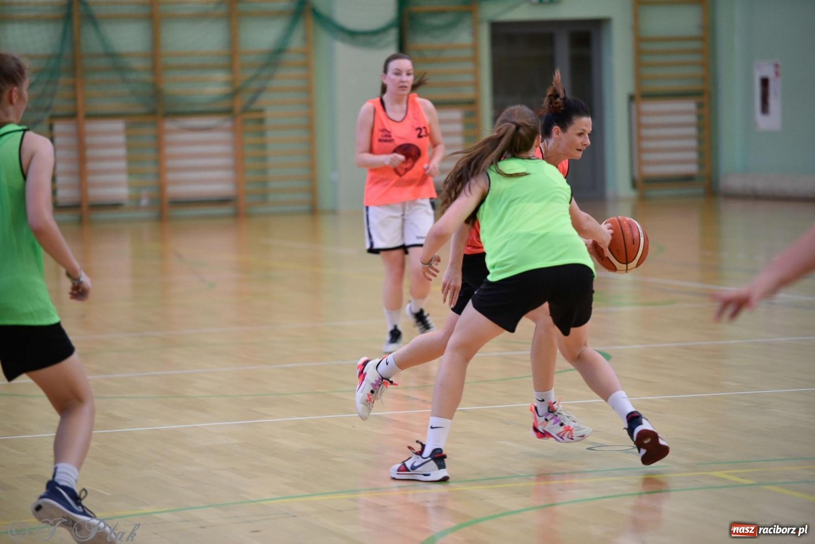 Zdjęcie w galerii na portalu naszraciborz.pl: Rywalizacja z miłości do dyscypliny. Liga Koszykówki Kobiet w Raciborzu [FOTO] wiadomości z regionu