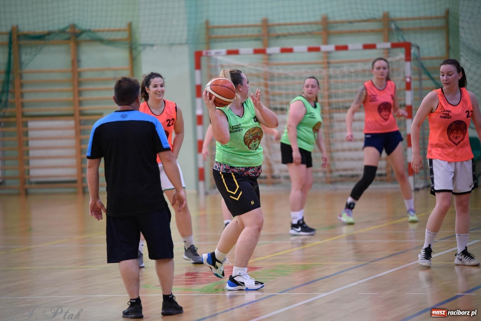Zdjęcie w galerii na portalu naszraciborz.pl: Rywalizacja z miłości do dyscypliny. Liga Koszykówki Kobiet w Raciborzu [FOTO] wiadomości z regionu