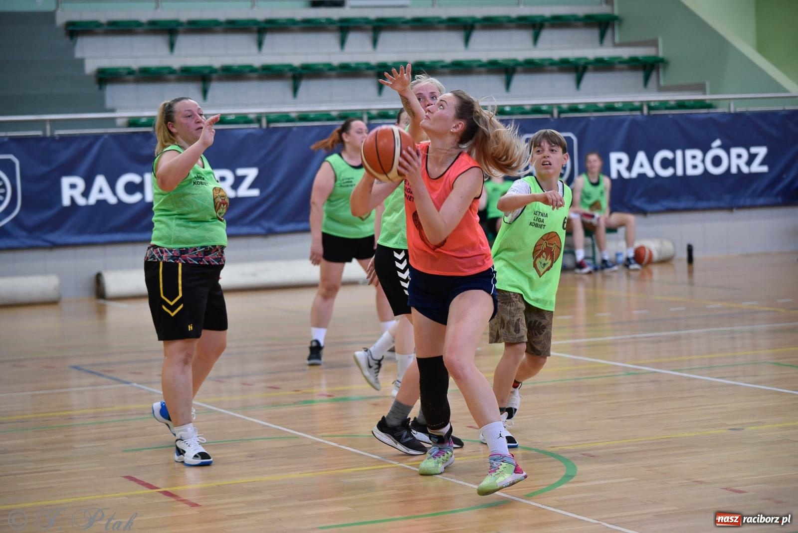 Zdjęcie w galerii na portalu naszraciborz.pl: Rywalizacja z miłości do dyscypliny. Liga Koszykówki Kobiet w Raciborzu [FOTO] wiadomości z regionu
