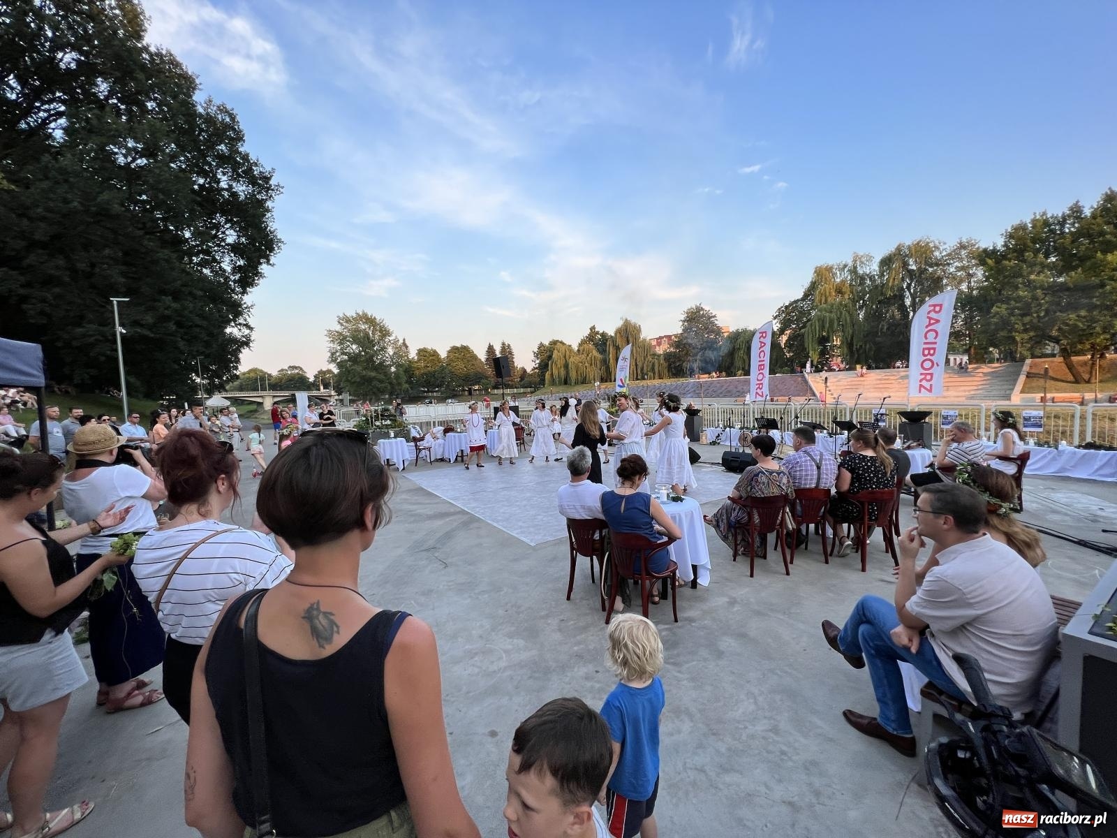 Zdjęcie w galerii na portalu naszraciborz.pl: Raciborska Noc Kupały - długi korowód nad Odrą [FOTO i WIDEO] wiadomości z regionu