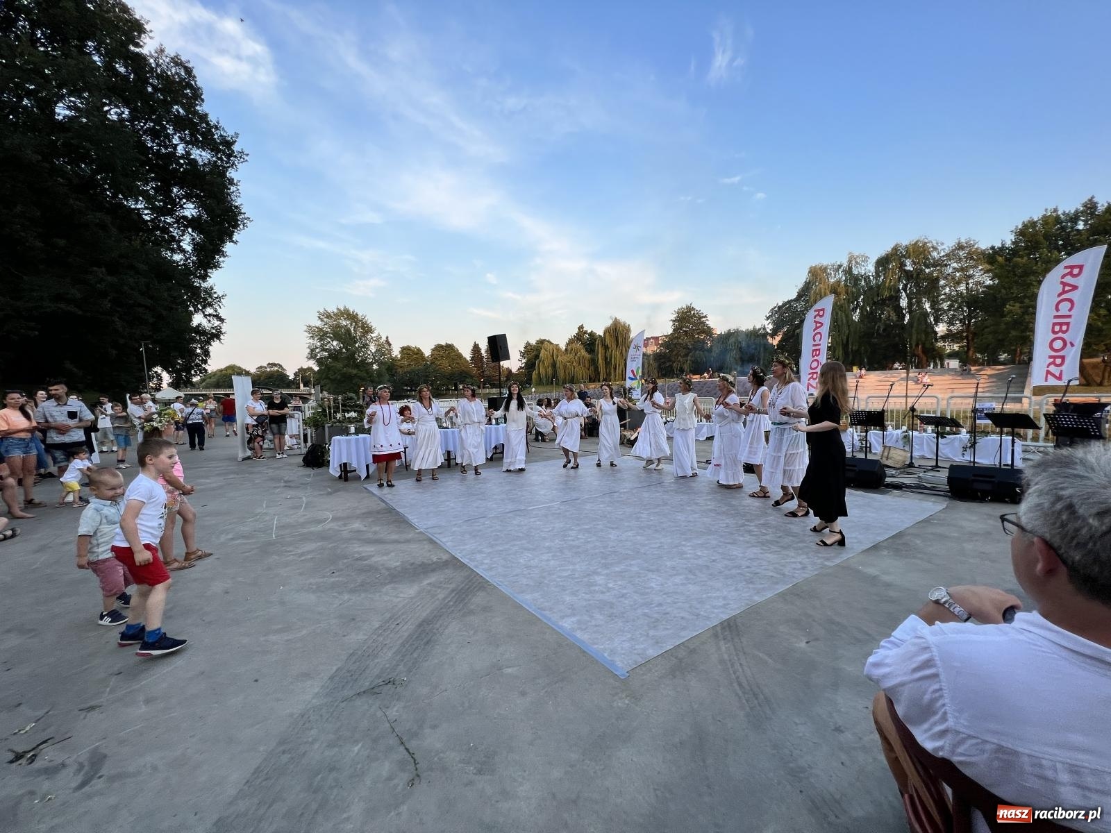 Zdjęcie w galerii na portalu naszraciborz.pl: Raciborska Noc Kupały - długi korowód nad Odrą [FOTO i WIDEO] wiadomości z regionu