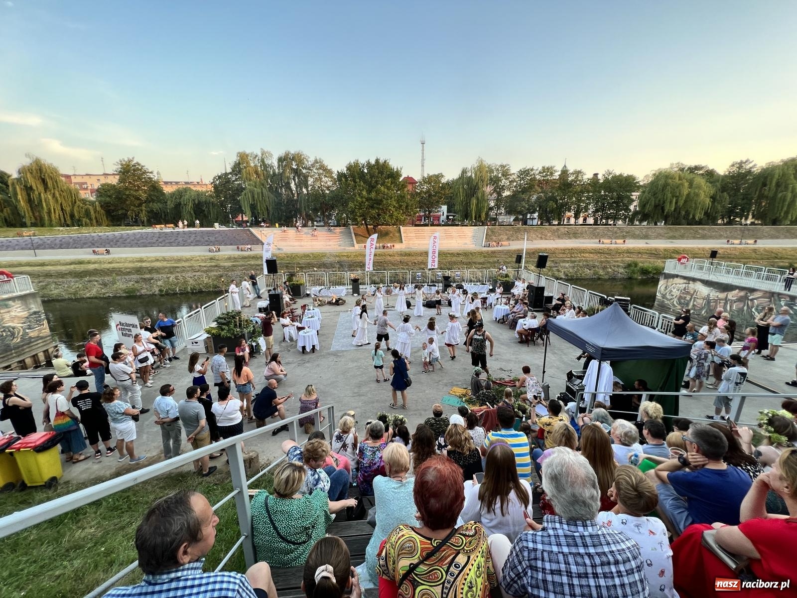 Zdjęcie w galerii na portalu naszraciborz.pl: Raciborska Noc Kupały - długi korowód nad Odrą [FOTO i WIDEO] wiadomości z regionu