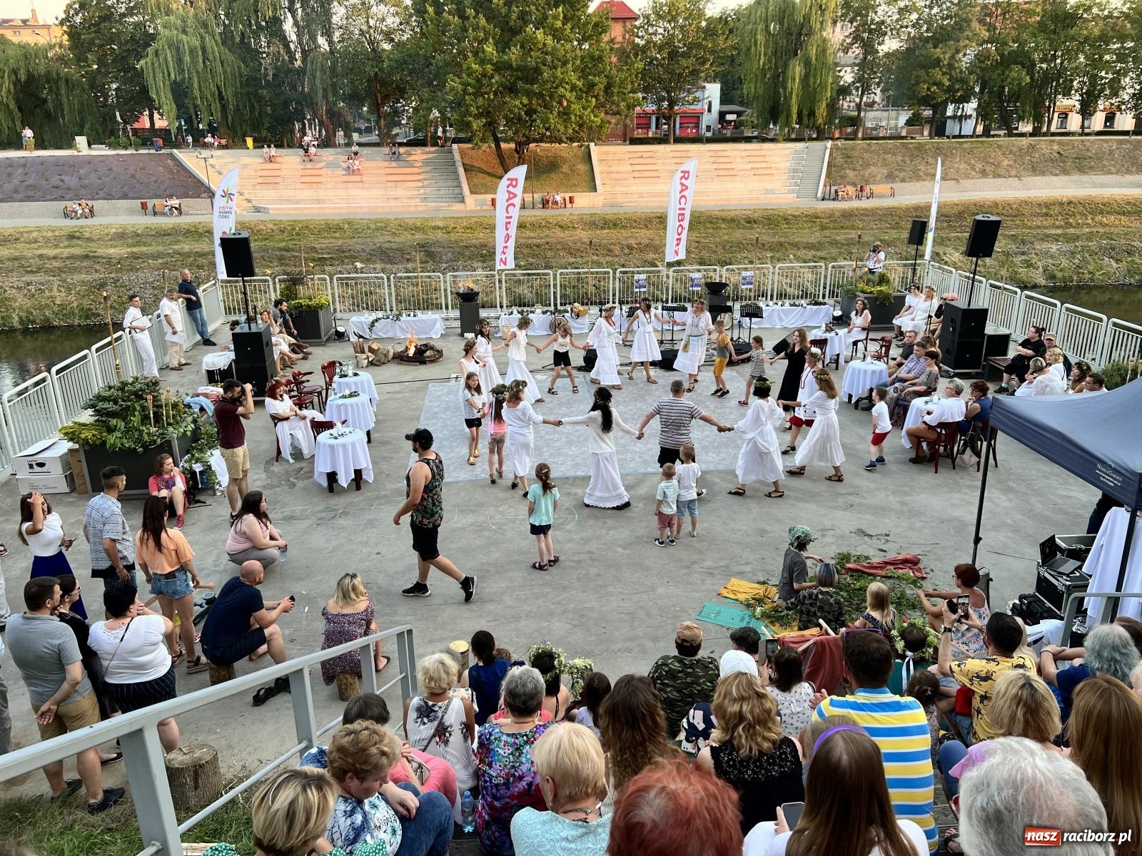 Zdjęcie w galerii na portalu naszraciborz.pl: Raciborska Noc Kupały - długi korowód nad Odrą [FOTO i WIDEO] wiadomości z regionu