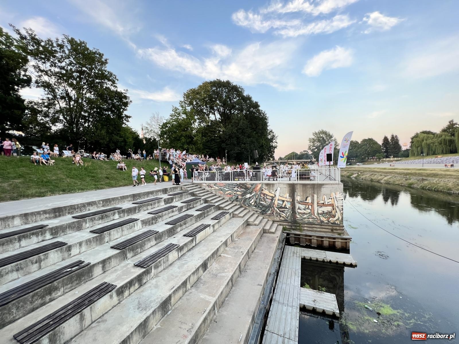 Zdjęcie w galerii na portalu naszraciborz.pl: Raciborska Noc Kupały - długi korowód nad Odrą [FOTO i WIDEO] wiadomości z regionu