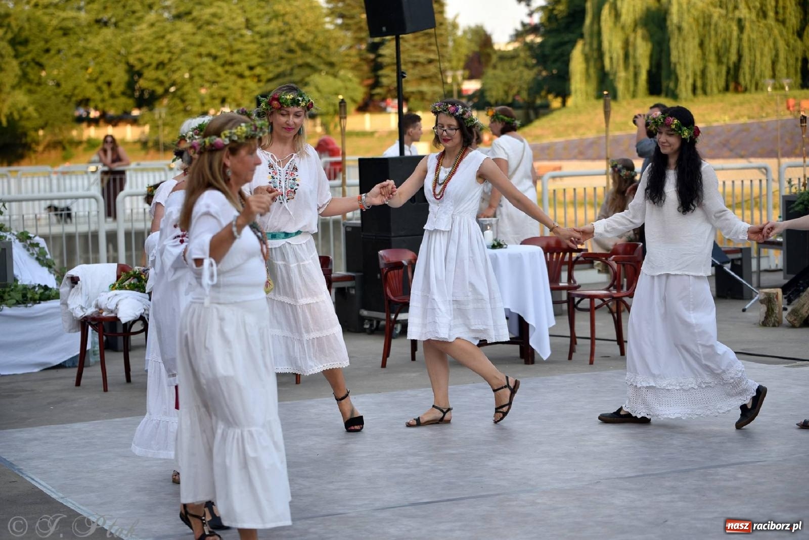 Zdjęcie w galerii na portalu naszraciborz.pl: Raciborska Noc Kupały - długi korowód nad Odrą [FOTO i WIDEO] wiadomości z regionu